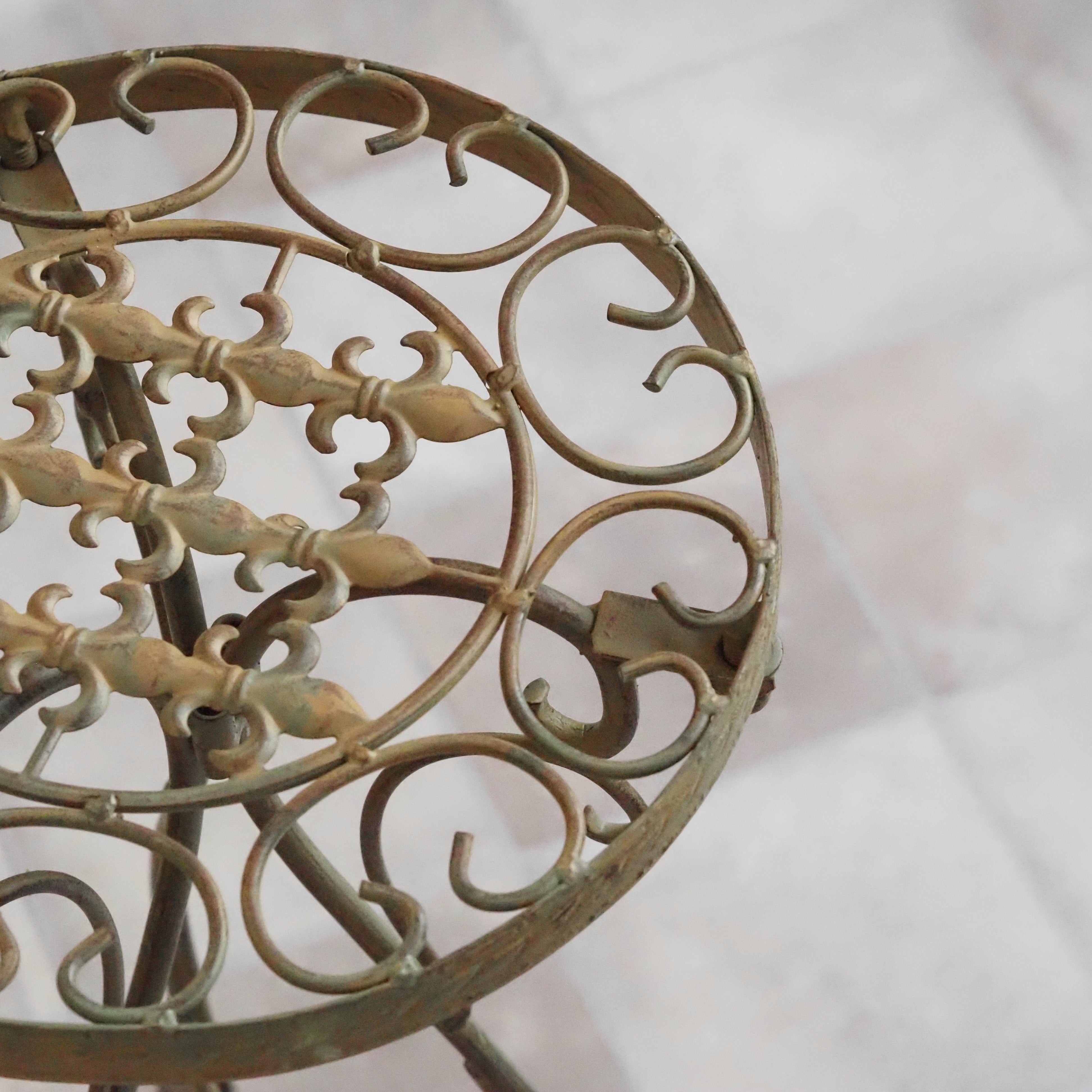 Beistelltisch Metall · Lilien-Rosette, Goldpatina