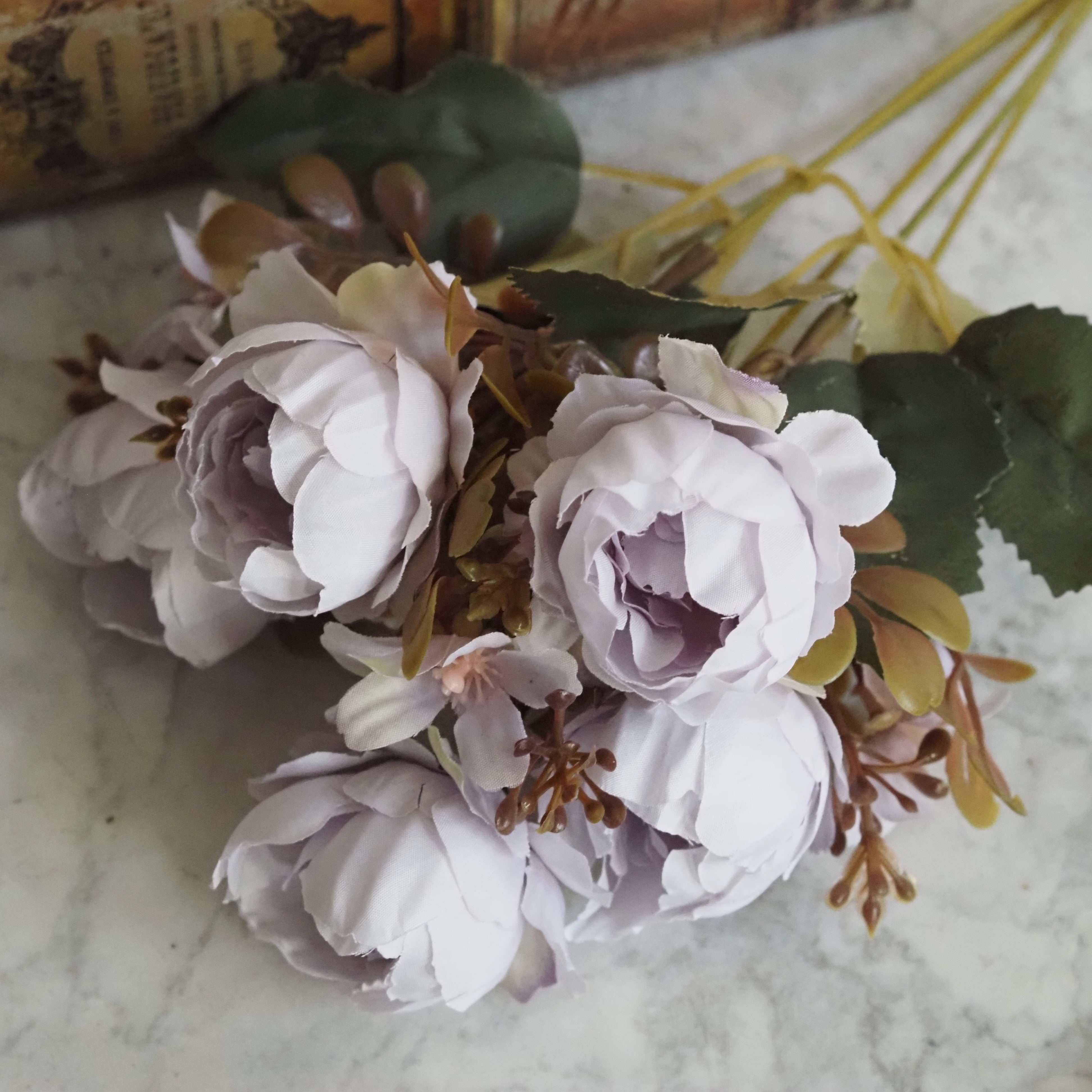 Dekorativer Rosenblütenzweig · florale Wohnraumdekoration