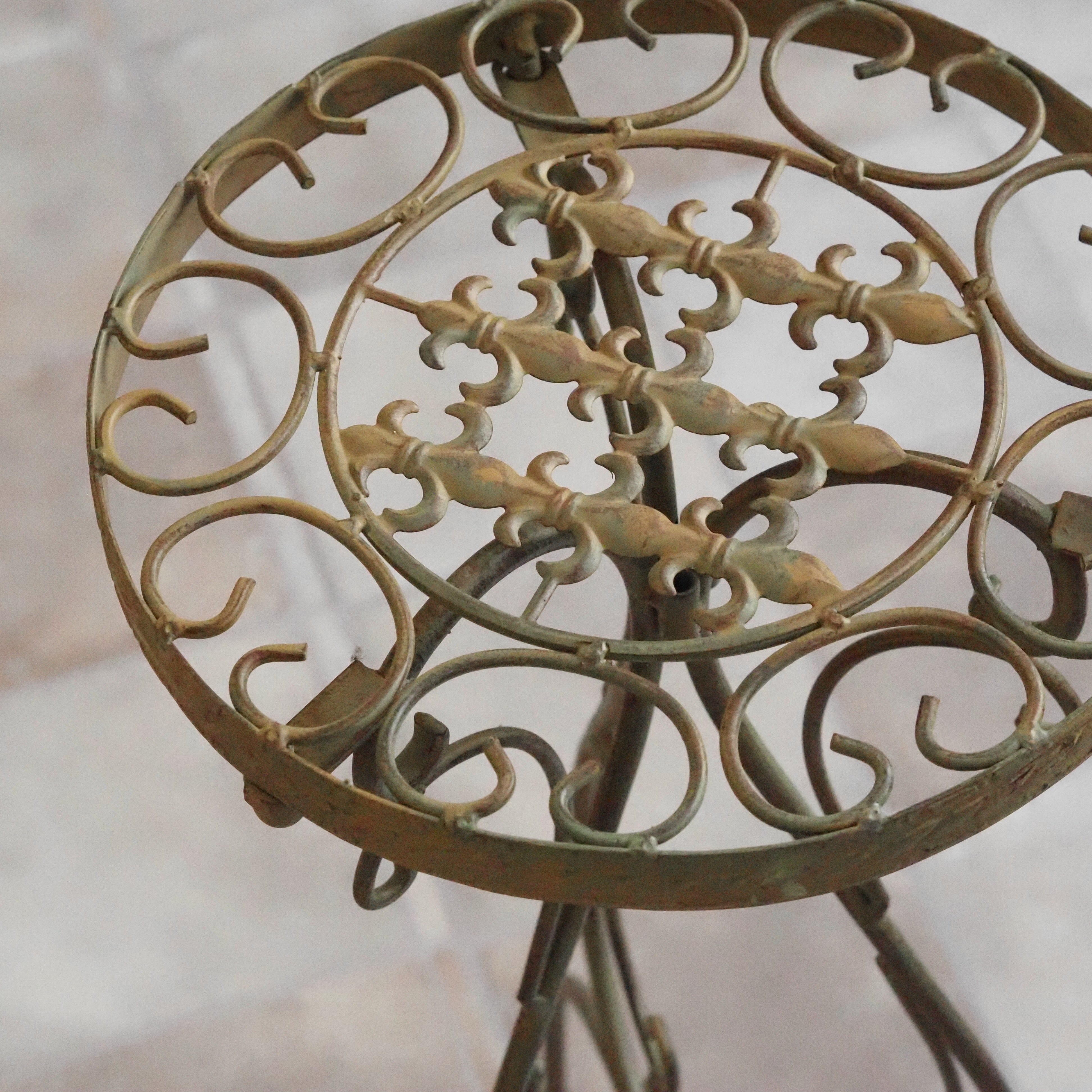 Beistelltisch Metall · Lilien-Rosette, Goldpatina