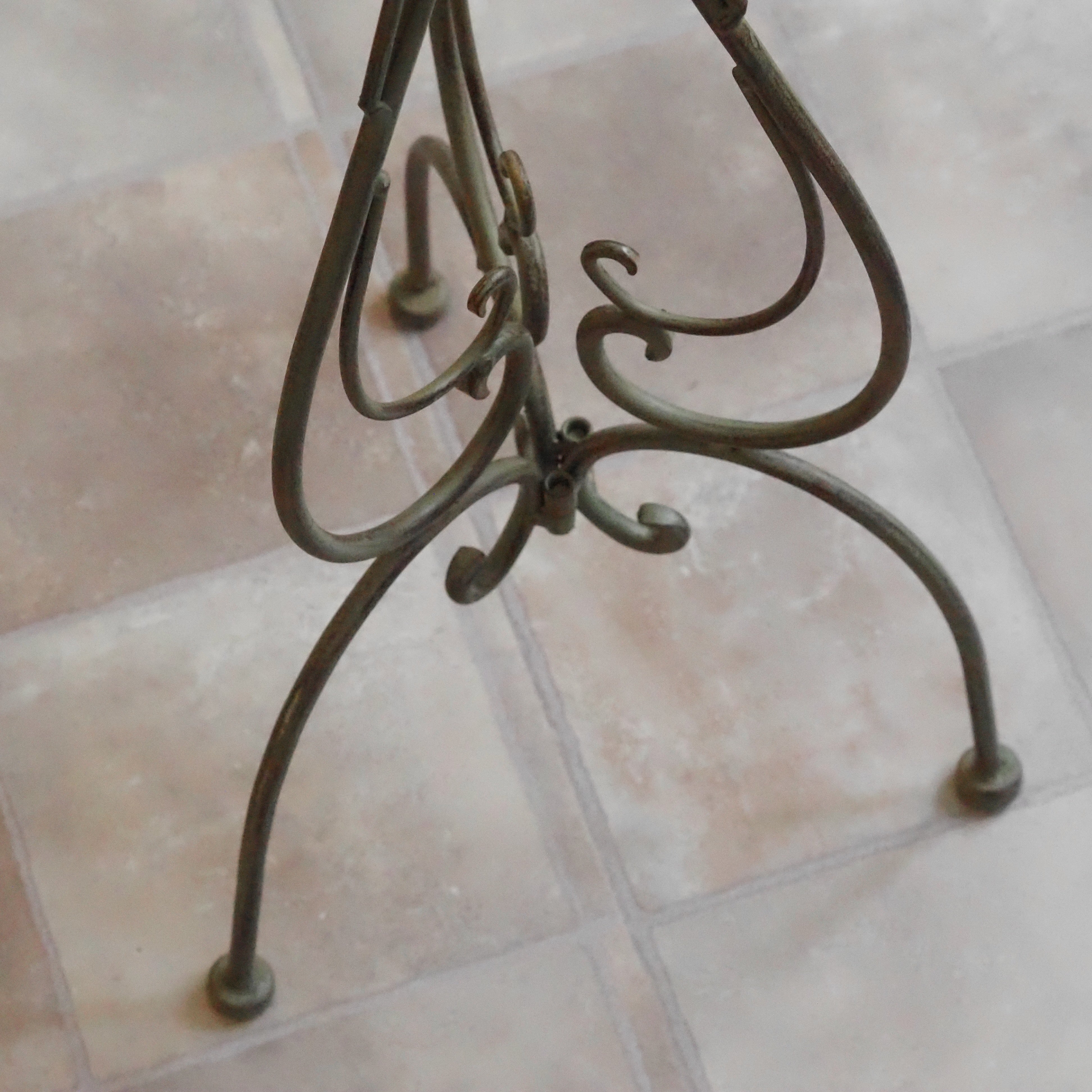 Beistelltisch Metall · Lilien-Rosette, Goldpatina