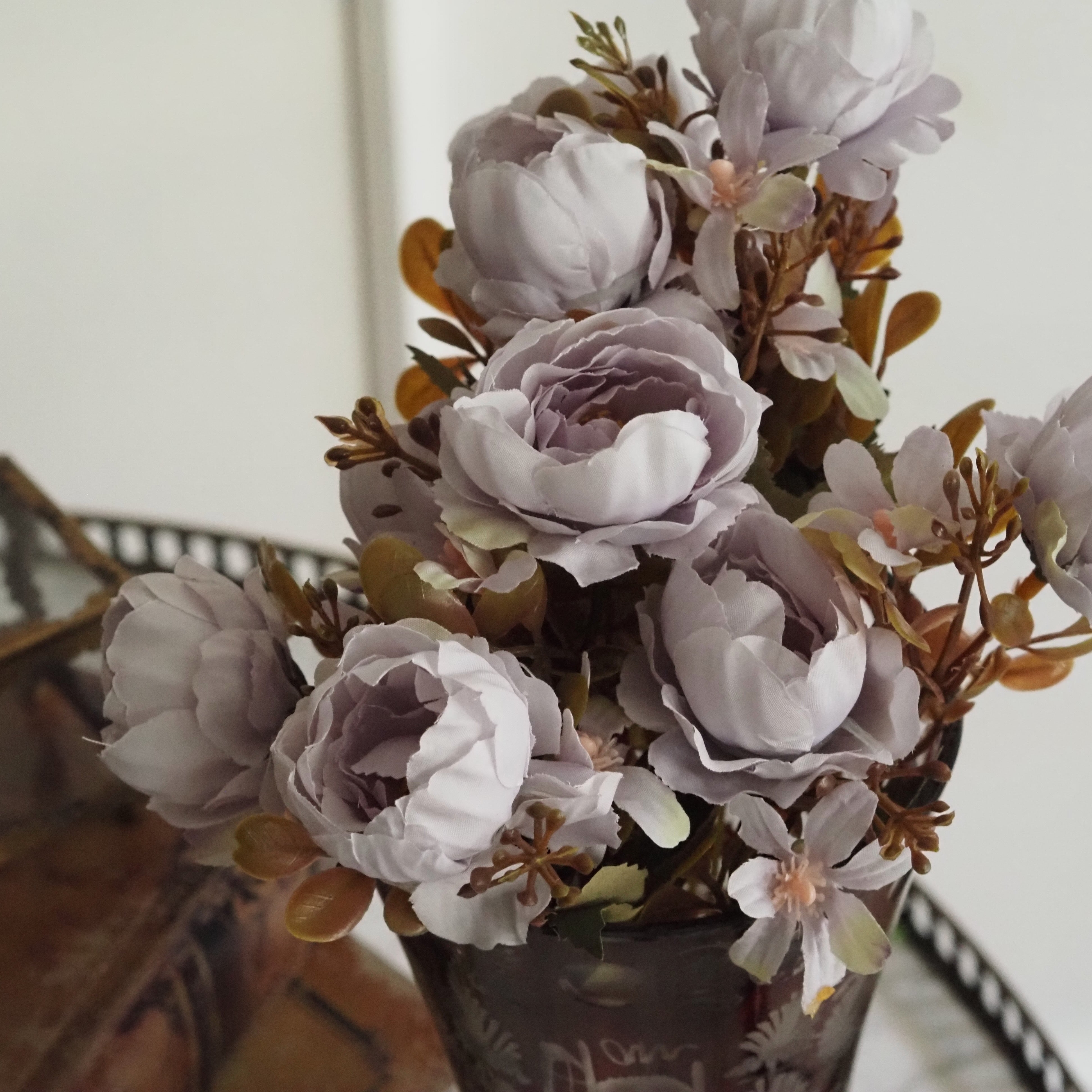 Dekorativer Rosenblütenzweig · florale Wohnraumdekoration