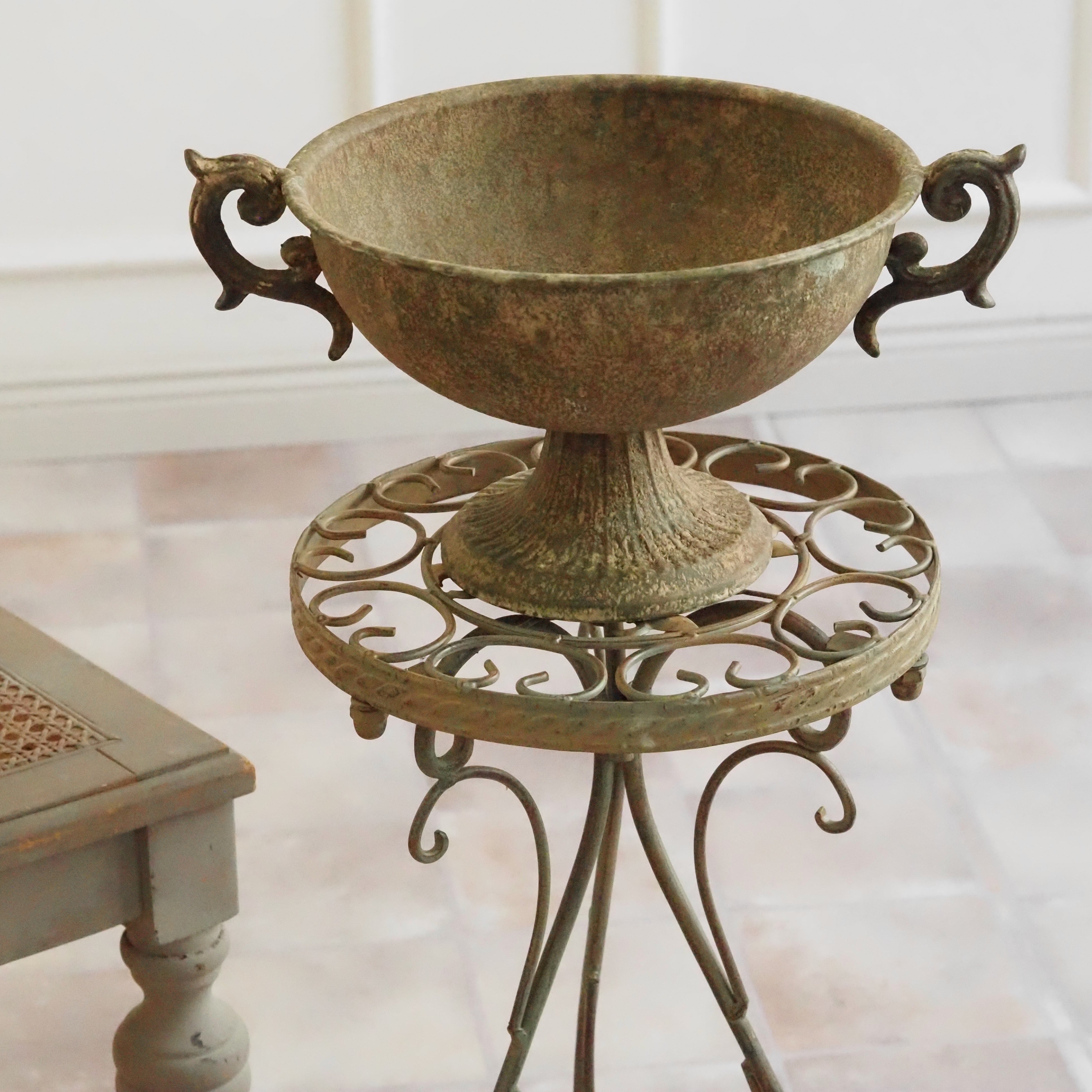 Beistelltisch Metall · Lilien-Rosette, Goldpatina