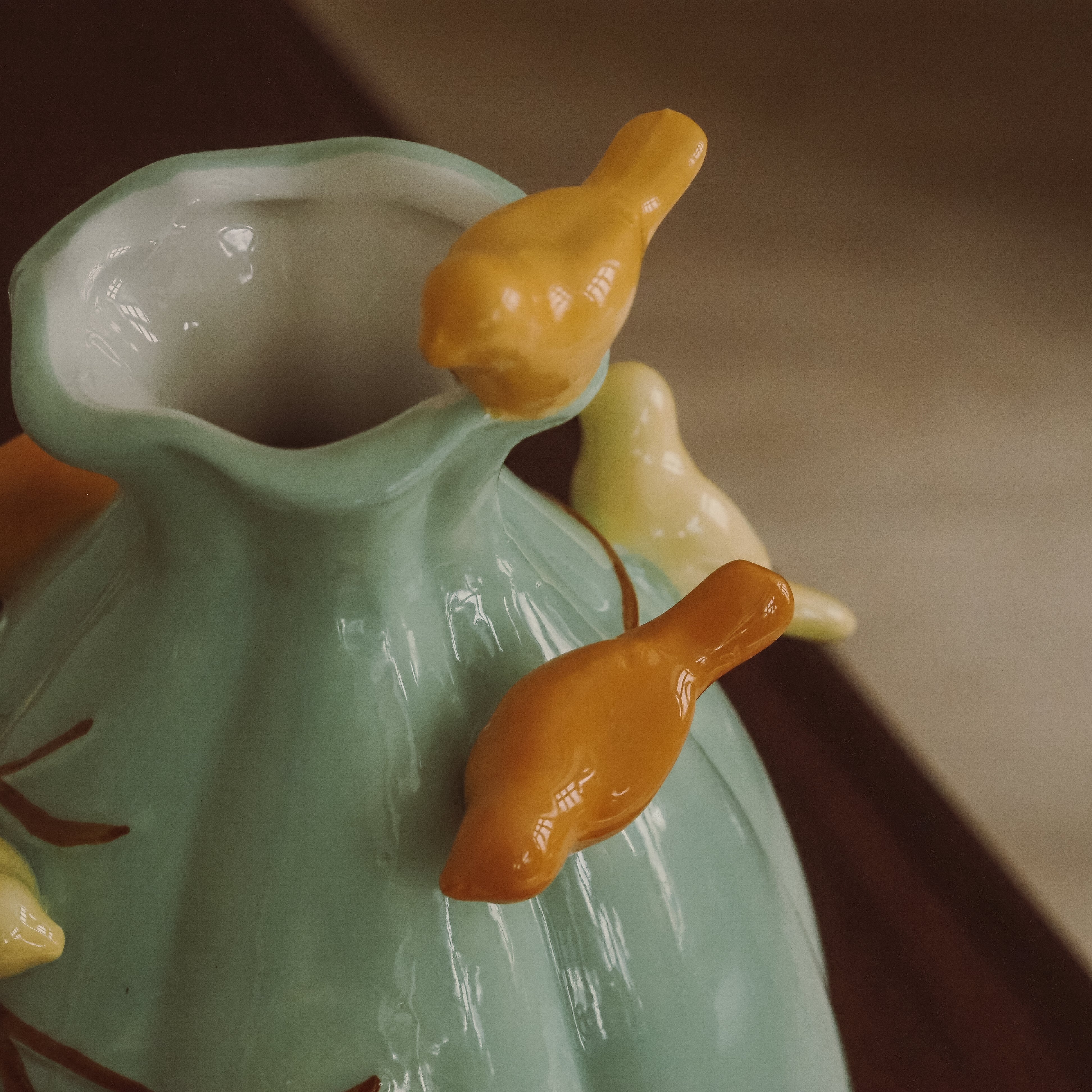 Vogelvase blau · Keramikvase mit plastischen Vogelmotiven