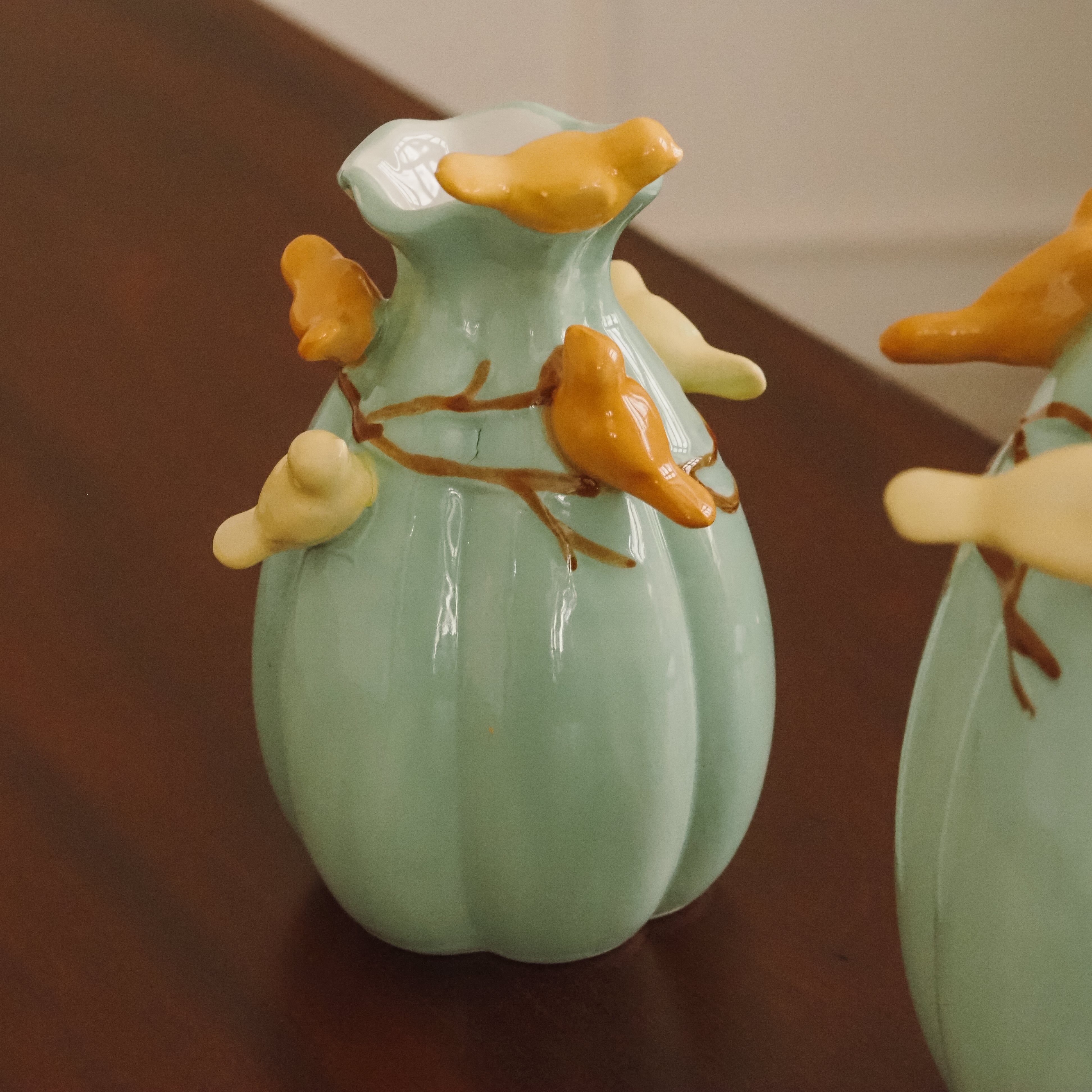 Vogelvase blau · Keramikvase mit plastischen Vogelmotiven