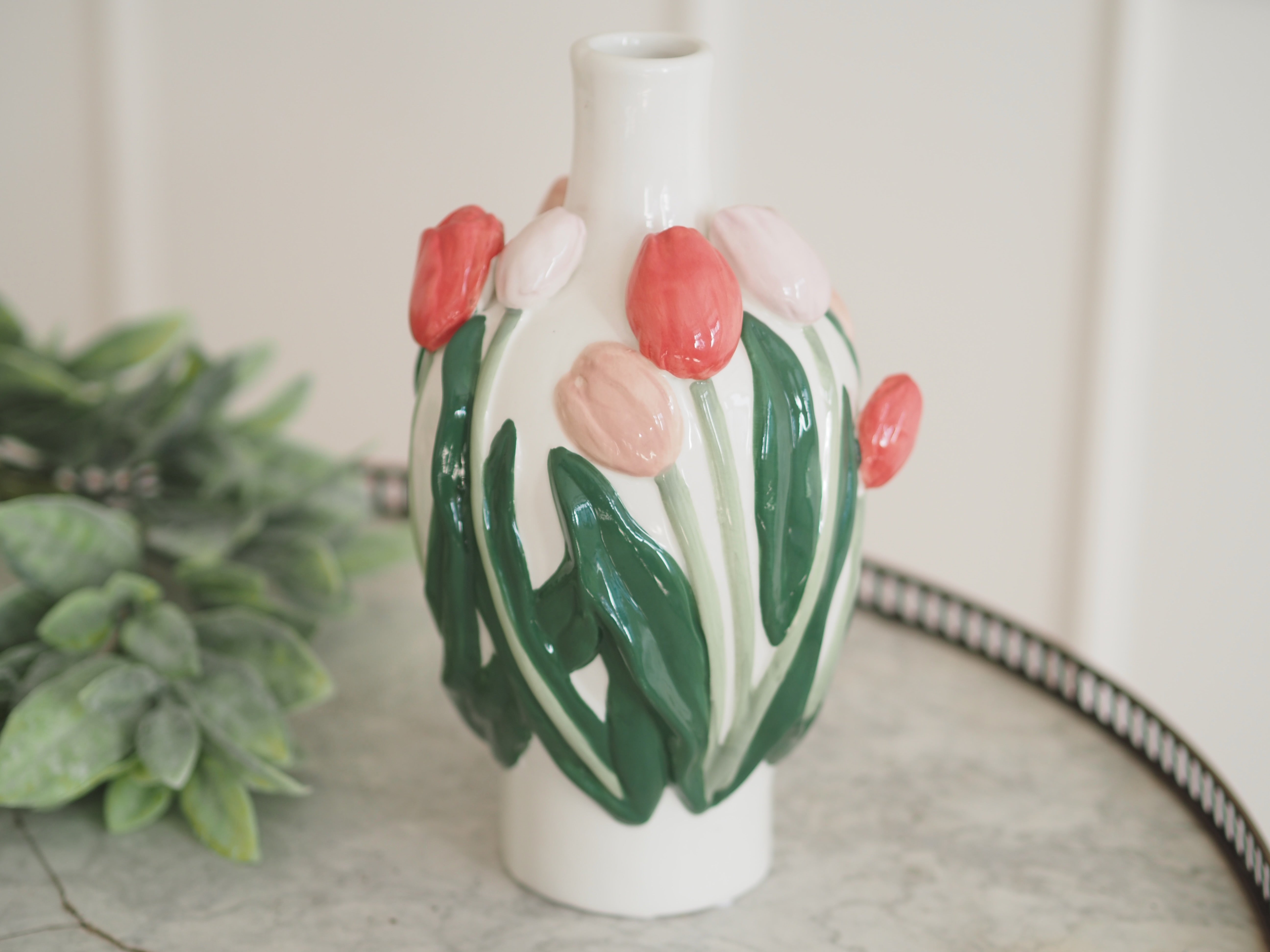 Keramikvase mit plastischem Tulpendekor · Volkskunst inspiriert / Blumenvase