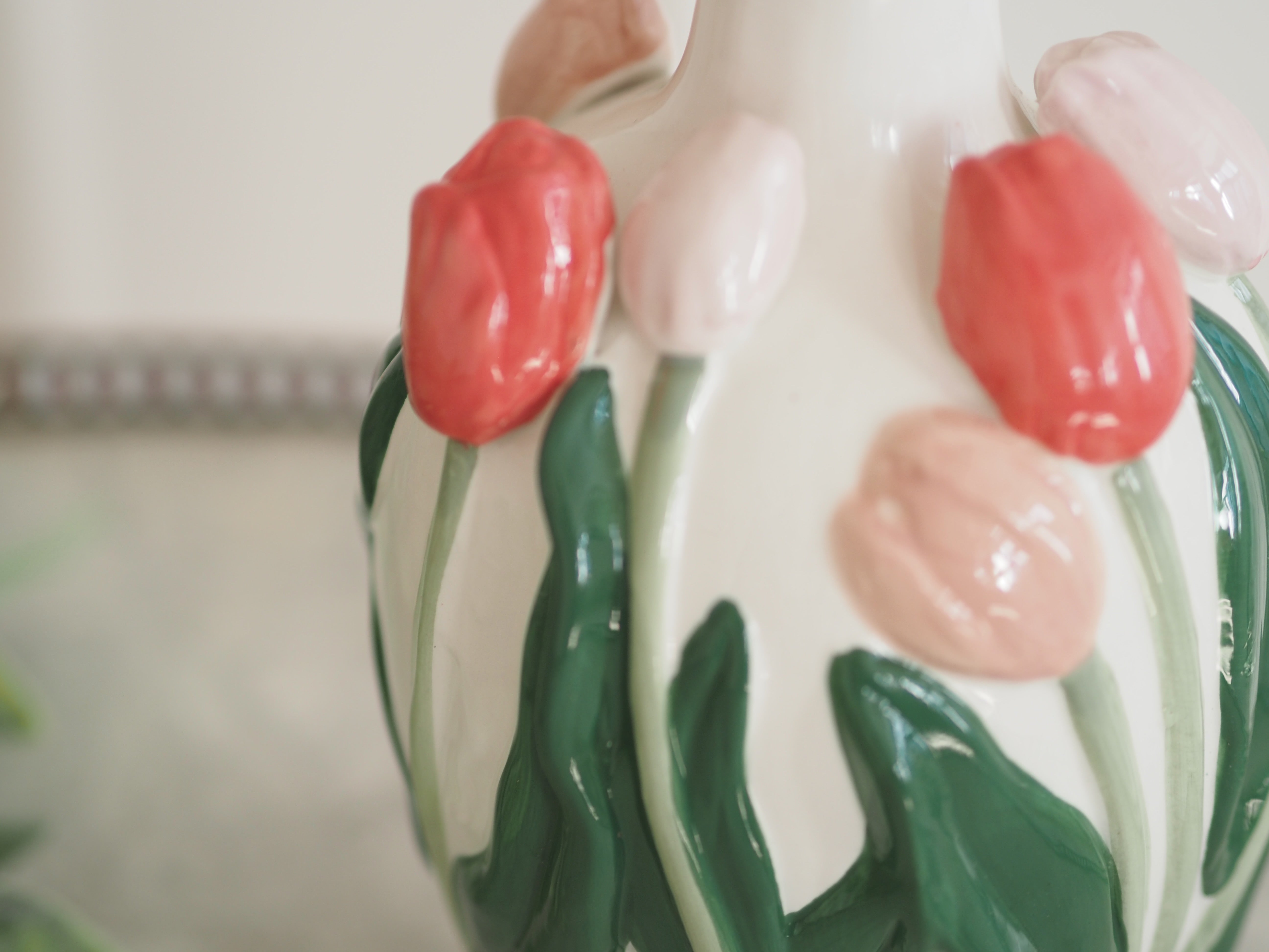 Keramikvase mit plastischem Tulpendekor · Volkskunst inspiriert / Blumenvase
