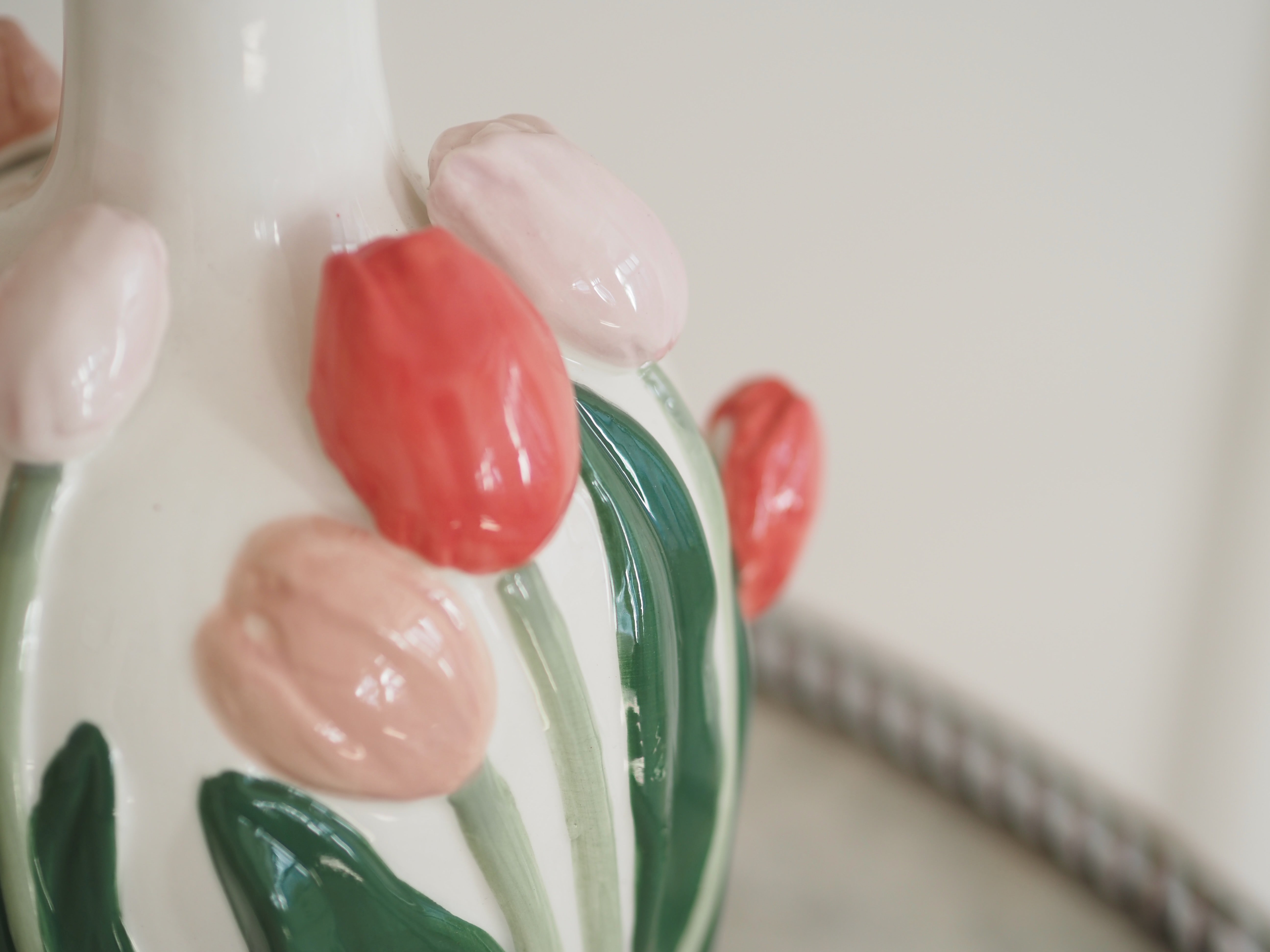 Keramikvase mit plastischem Tulpendekor · Volkskunst inspiriert / Blumenvase
