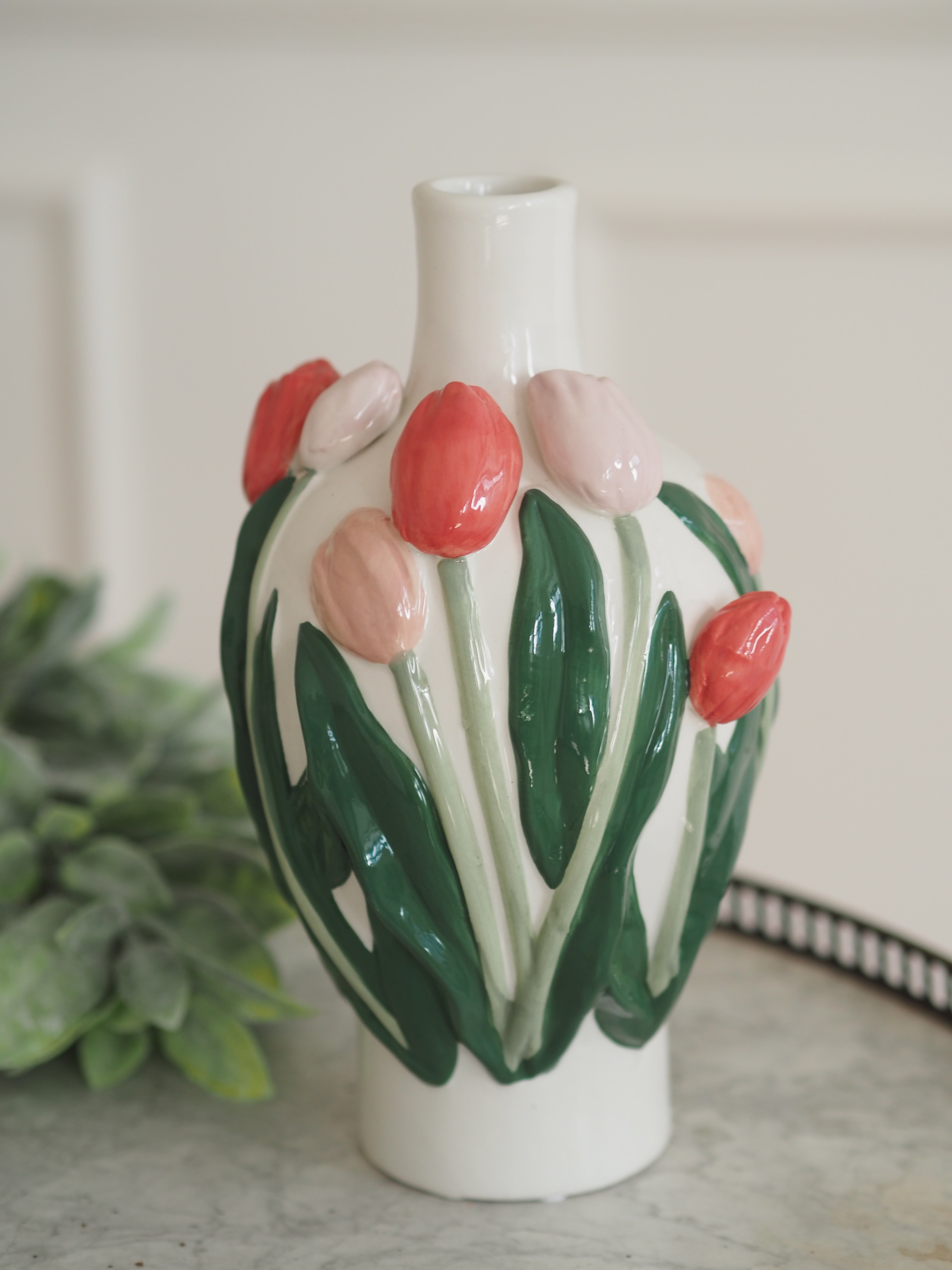 Keramikvase mit plastischem Tulpendekor · Volkskunst inspiriert / Blumenvase
