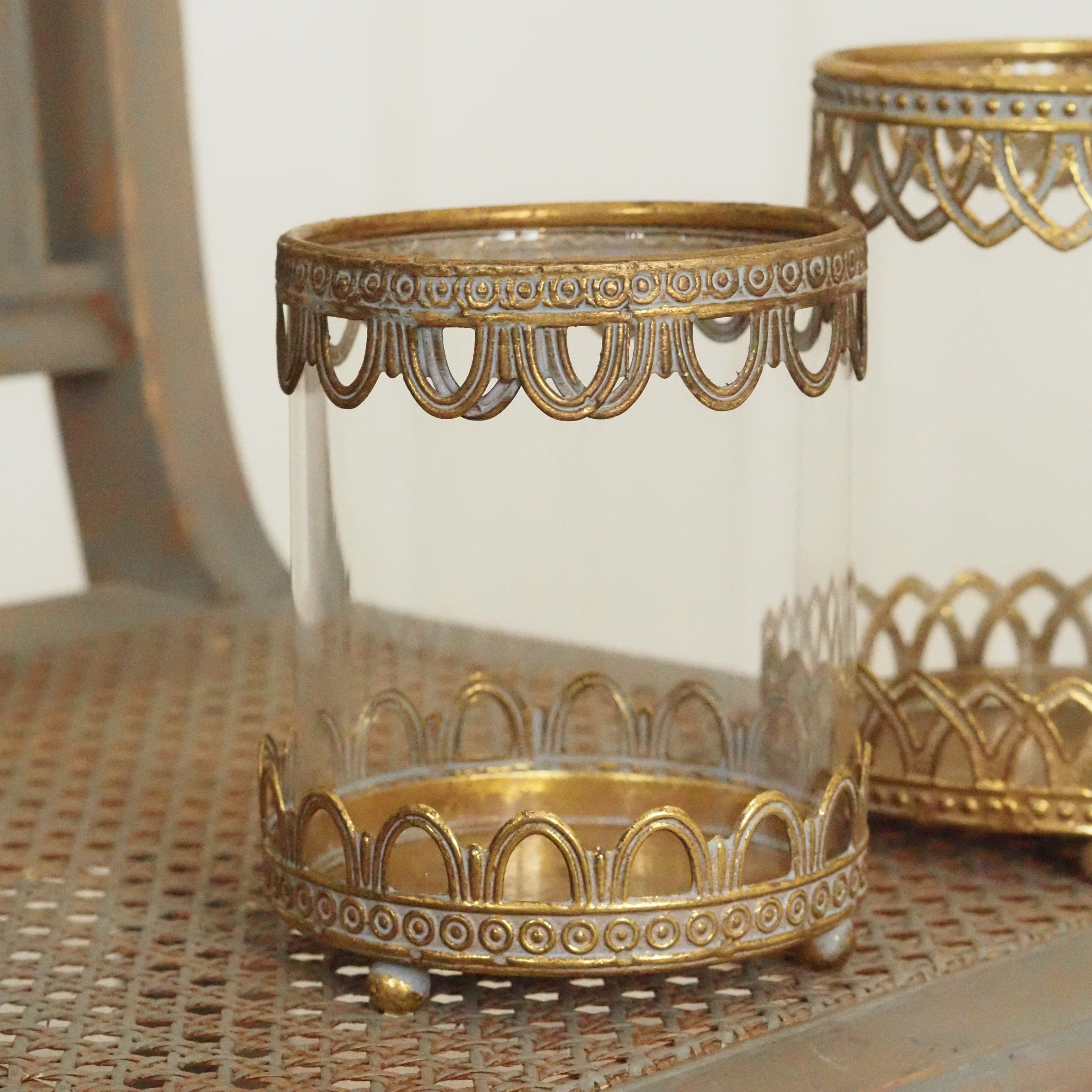 Windlicht Gold · Glaszylinder mit durchbrochener Metallborte, Eisen patiniert [S / M]