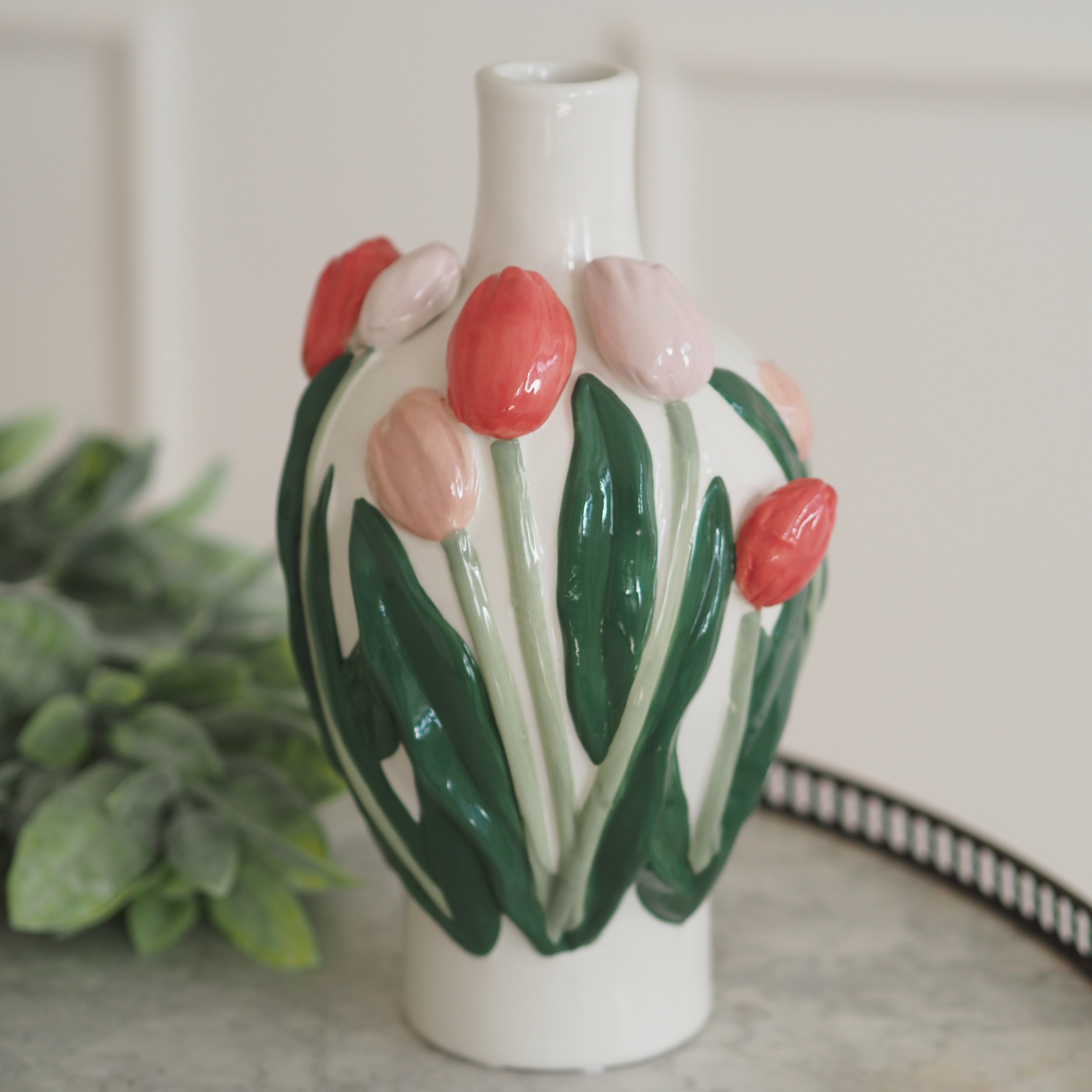 Keramikvase mit plastischem Tulpendekor · Volkskunst inspiriert / Blumenvase