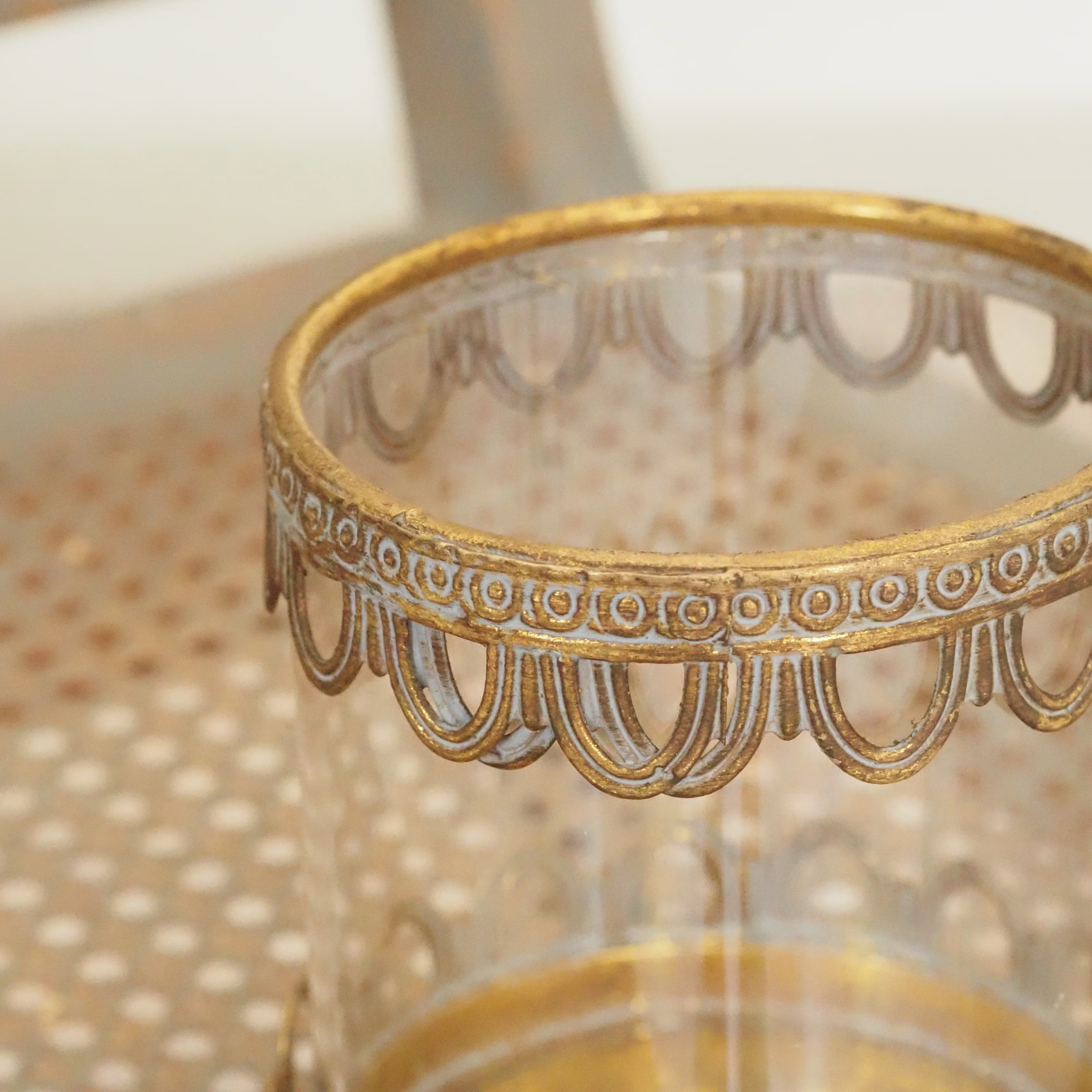 Windlicht Gold · Glaszylinder mit durchbrochener Metallborte, Eisen patiniert [S / M]
