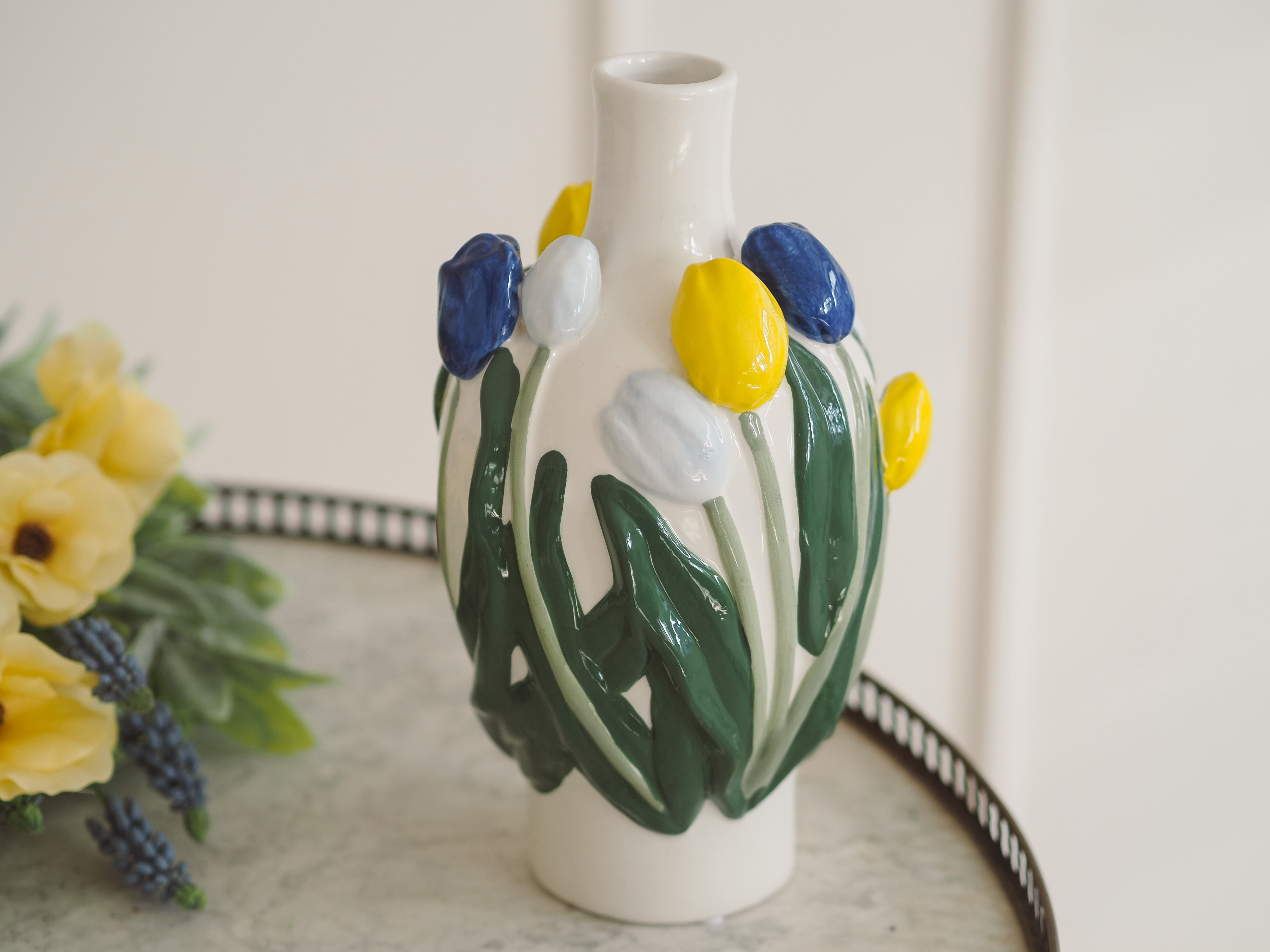 Keramikvase mit Tulpenrelief · botanisch inspiriert / Steingut Blumenvase