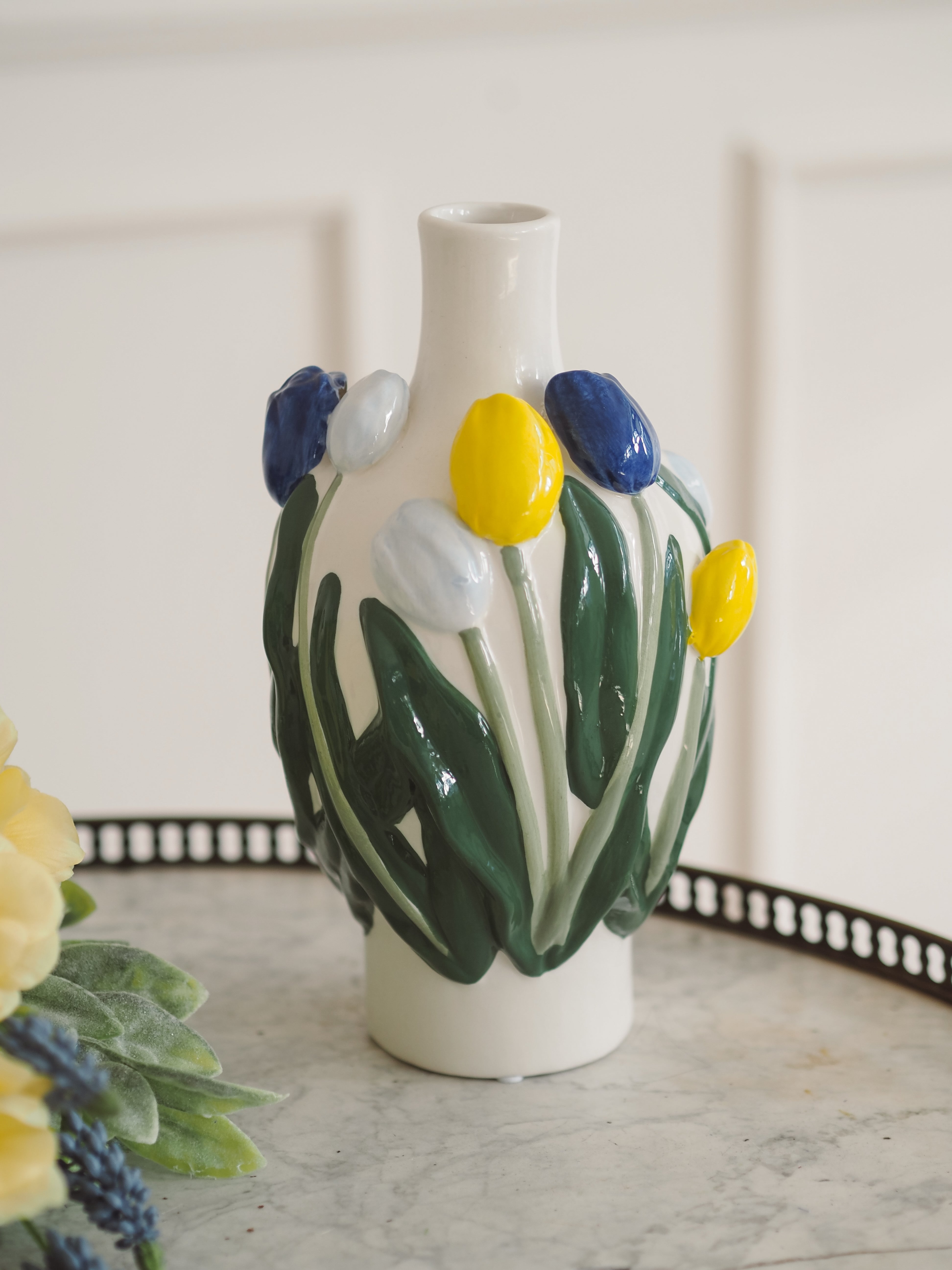 Keramikvase mit Tulpenrelief · botanisch inspiriert / Steingut Blumenvase