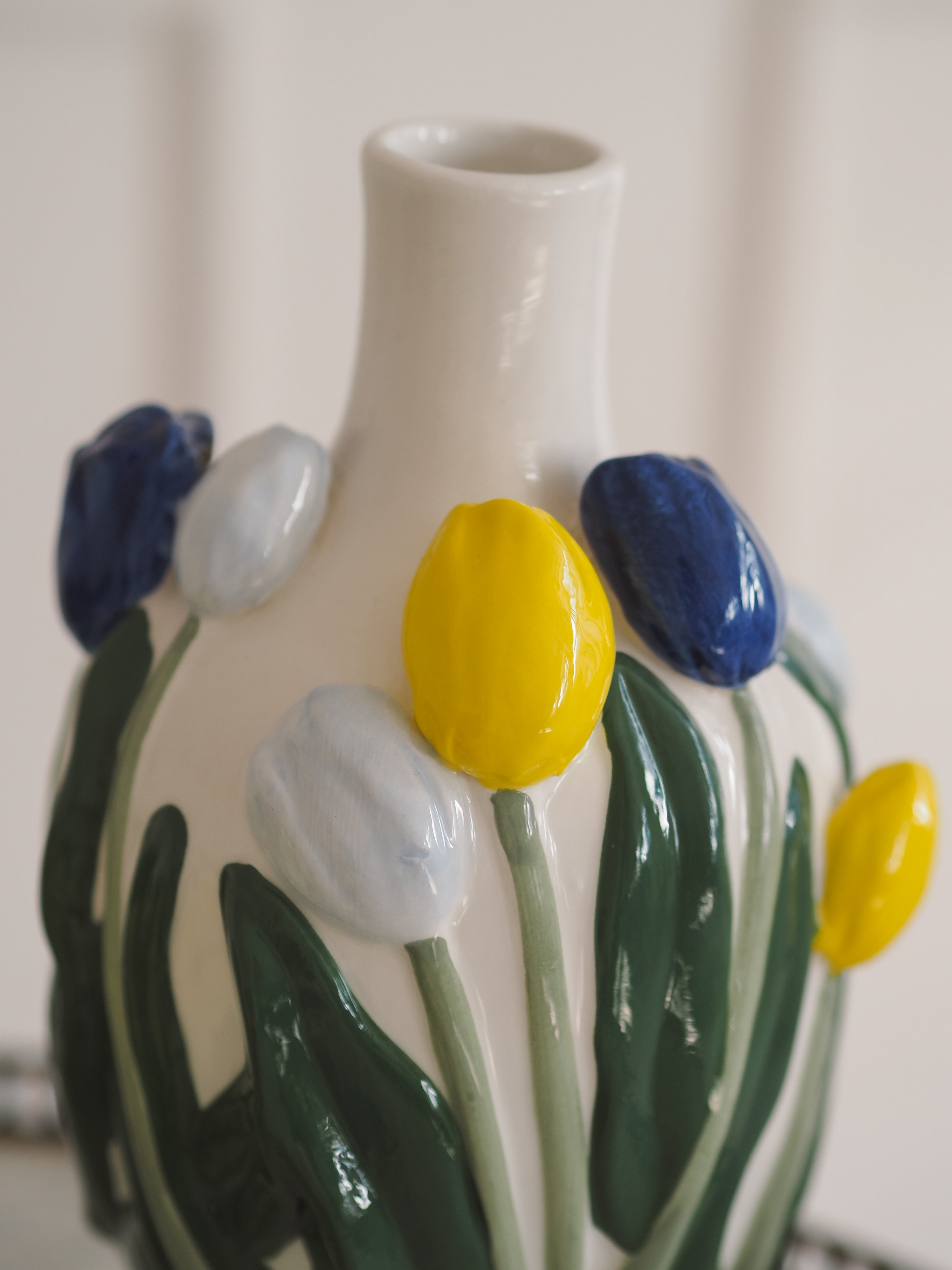 Keramikvase mit Tulpenrelief · botanisch inspiriert / Steingut Blumenvase