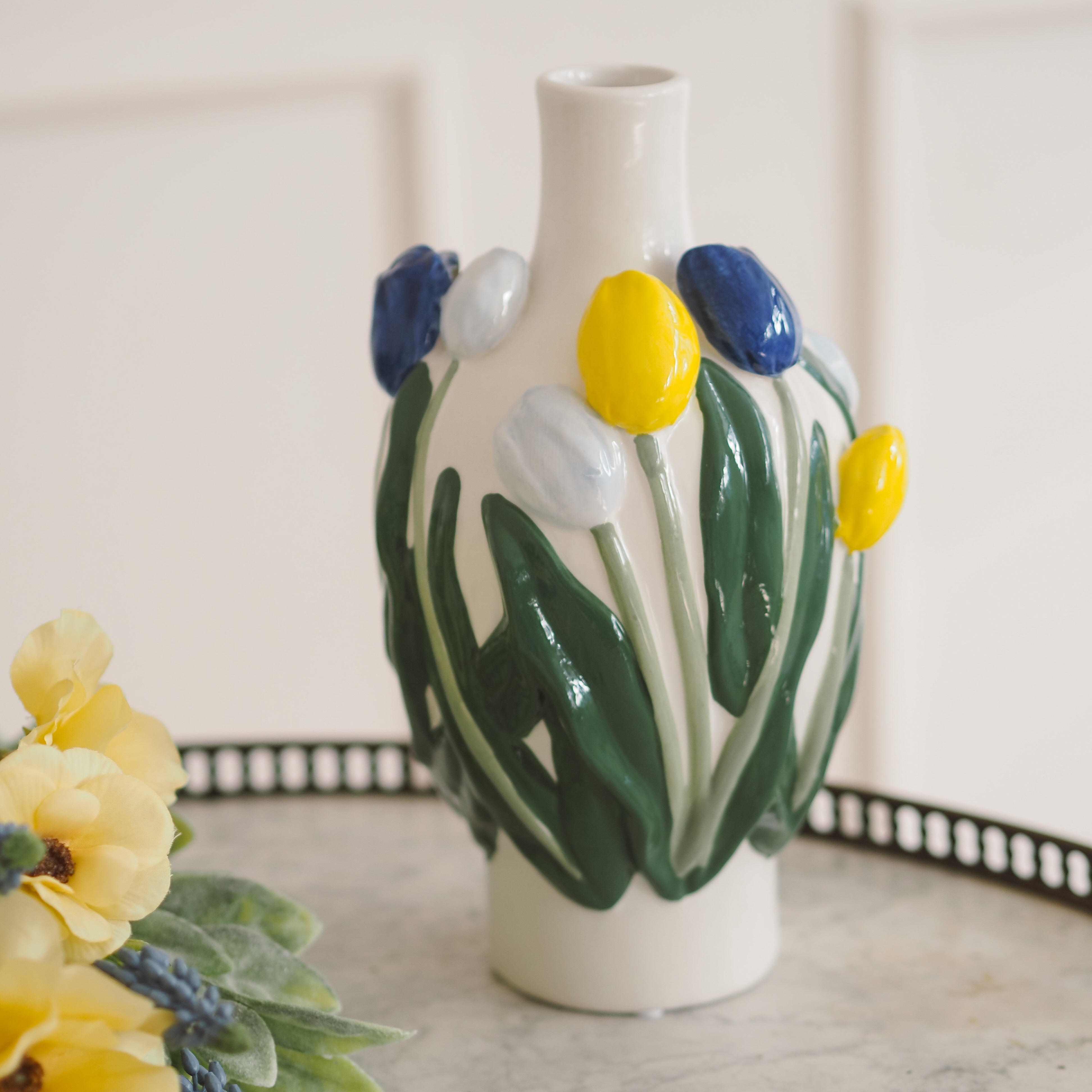 Keramikvase mit Tulpenrelief · botanisch inspiriert / Steingut Blumenvase