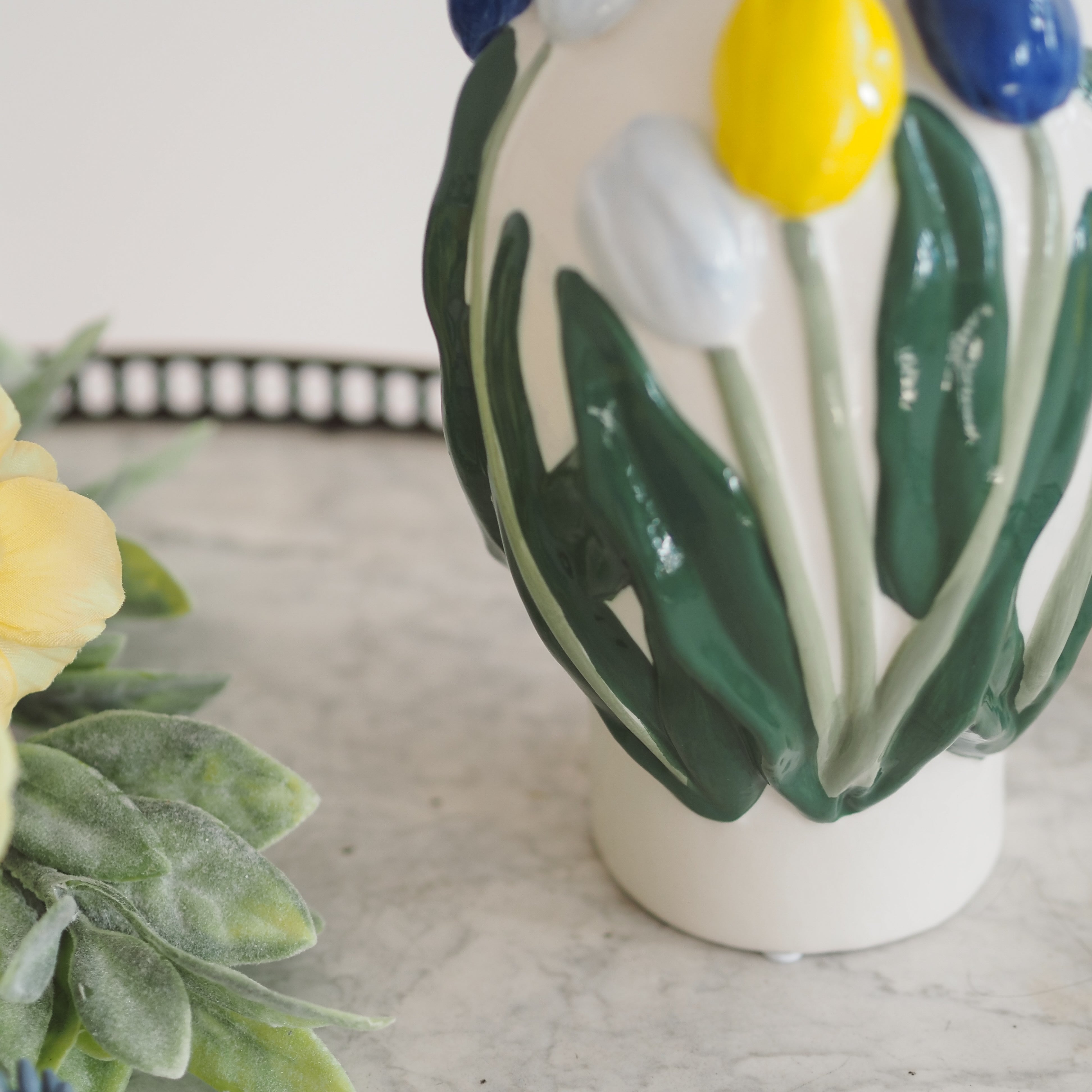 Keramikvase mit Tulpenrelief · botanisch inspiriert / Steingut Blumenvase