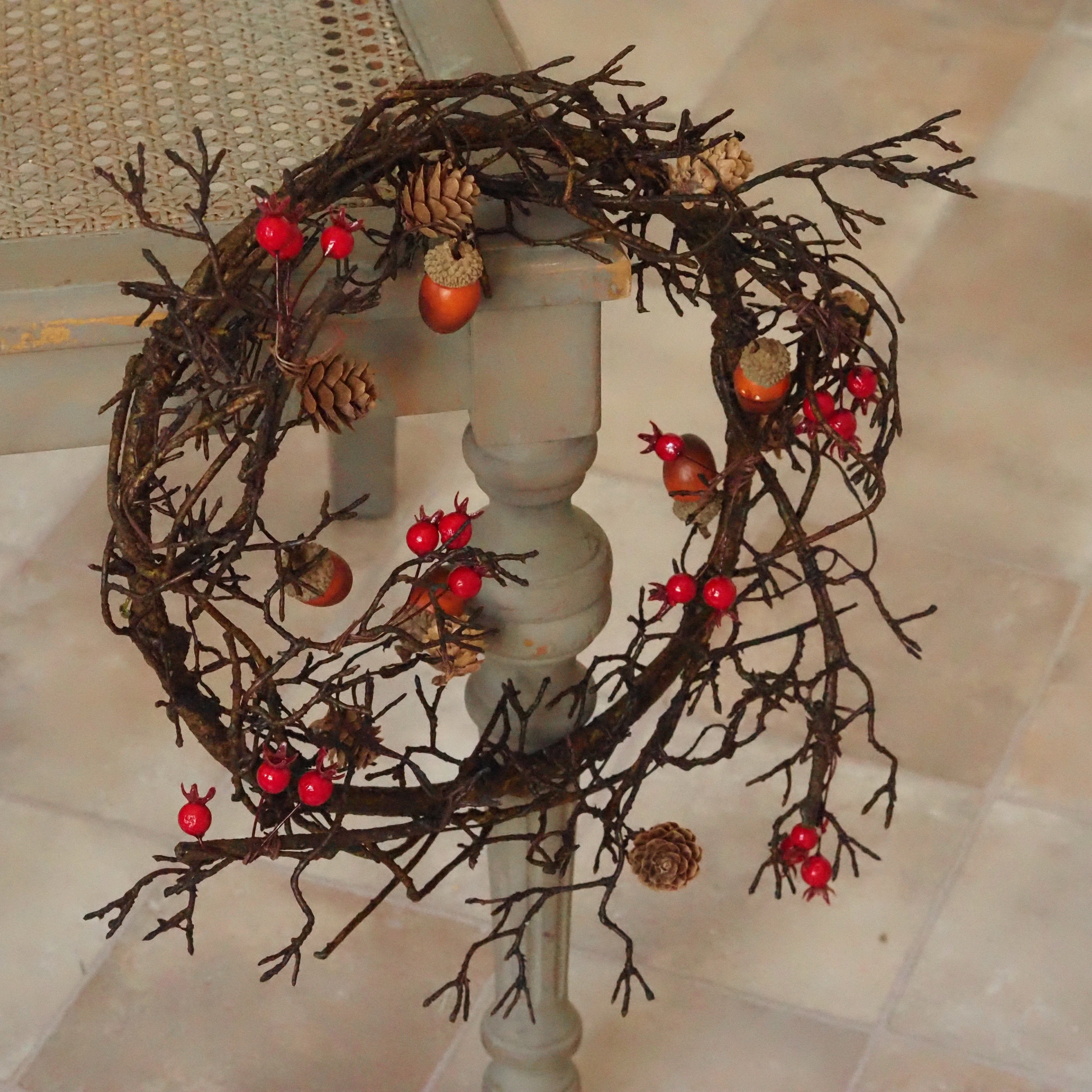 Dekokranz mit roten Beeren · Eicheln und Zapfen · Ø 40 cm