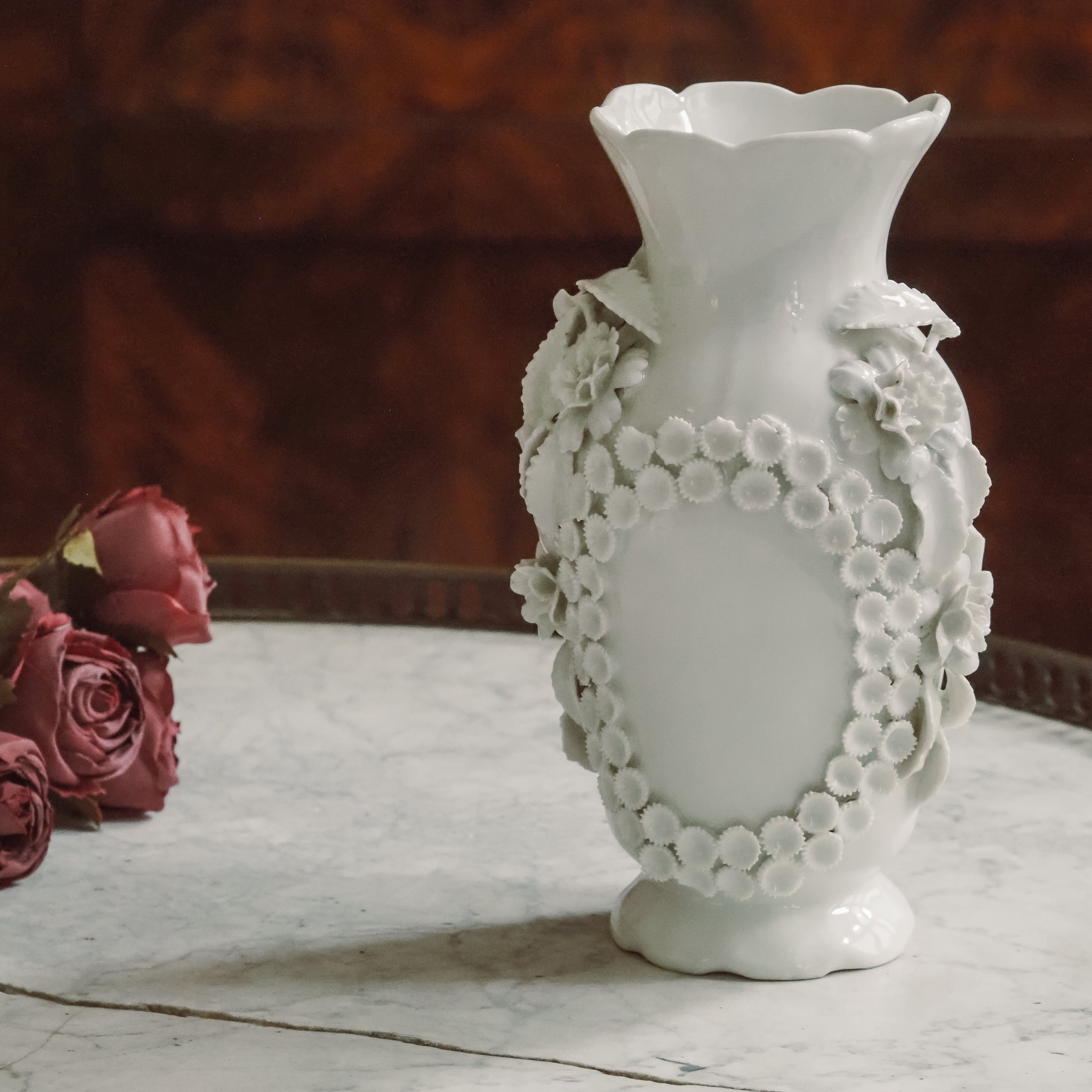 Porzellanvase mit floraler Reliefverzierung · historistisch inspiriert