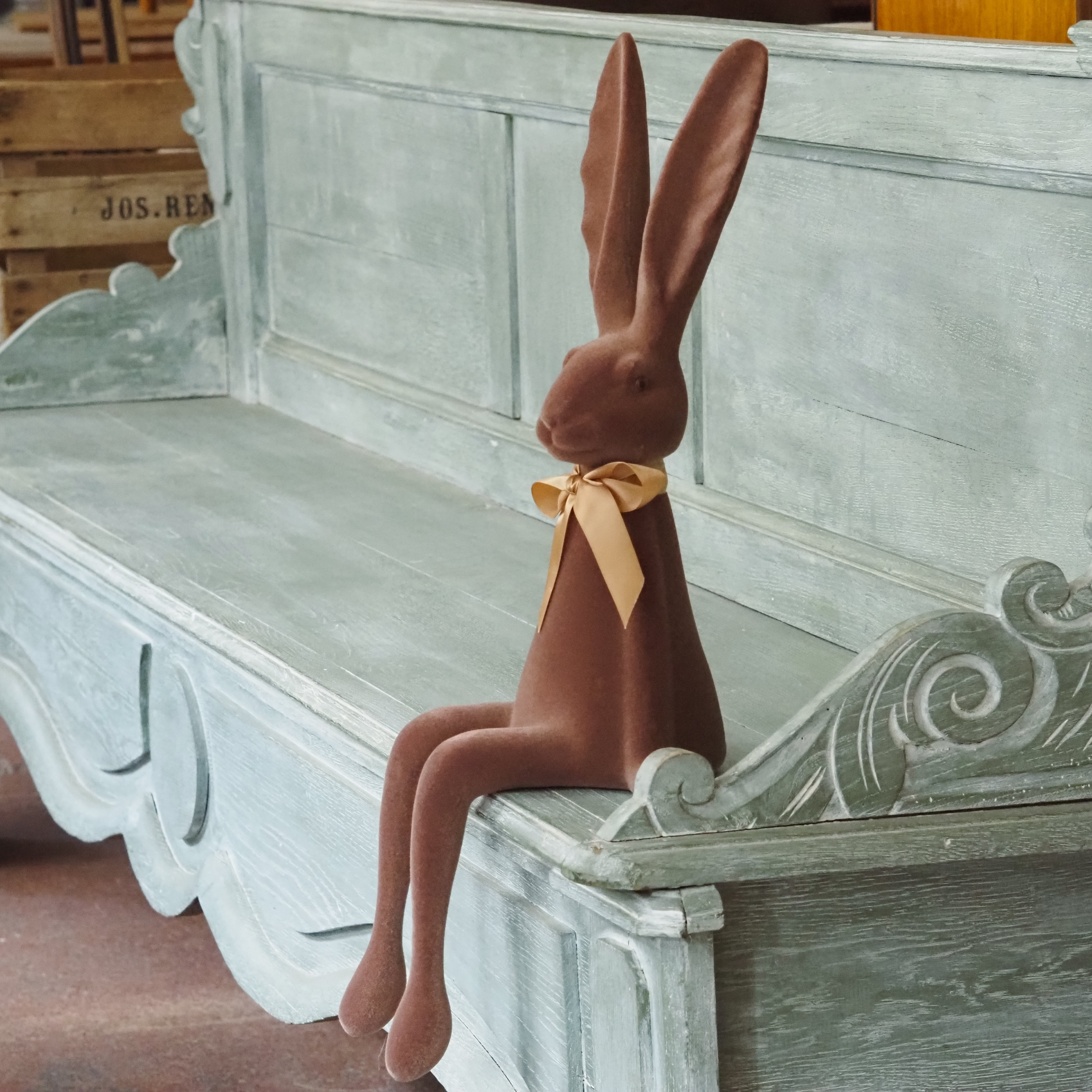 Sitzender Deko-Hase, Osterhase · beflockte Osterfigur mit Schleife · 63,5 cm