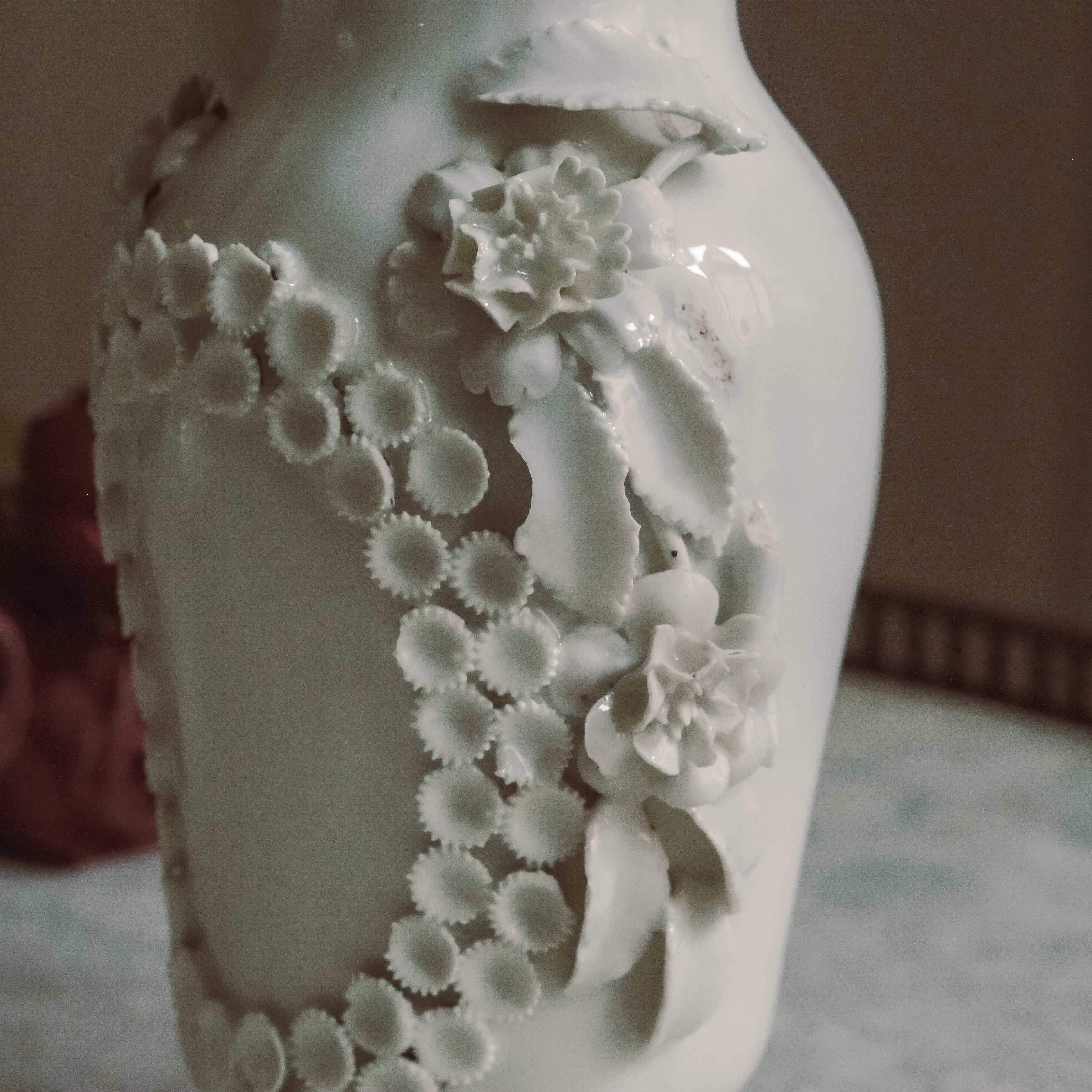 Porzellanvase mit floraler Reliefverzierung · historistisch inspiriert
