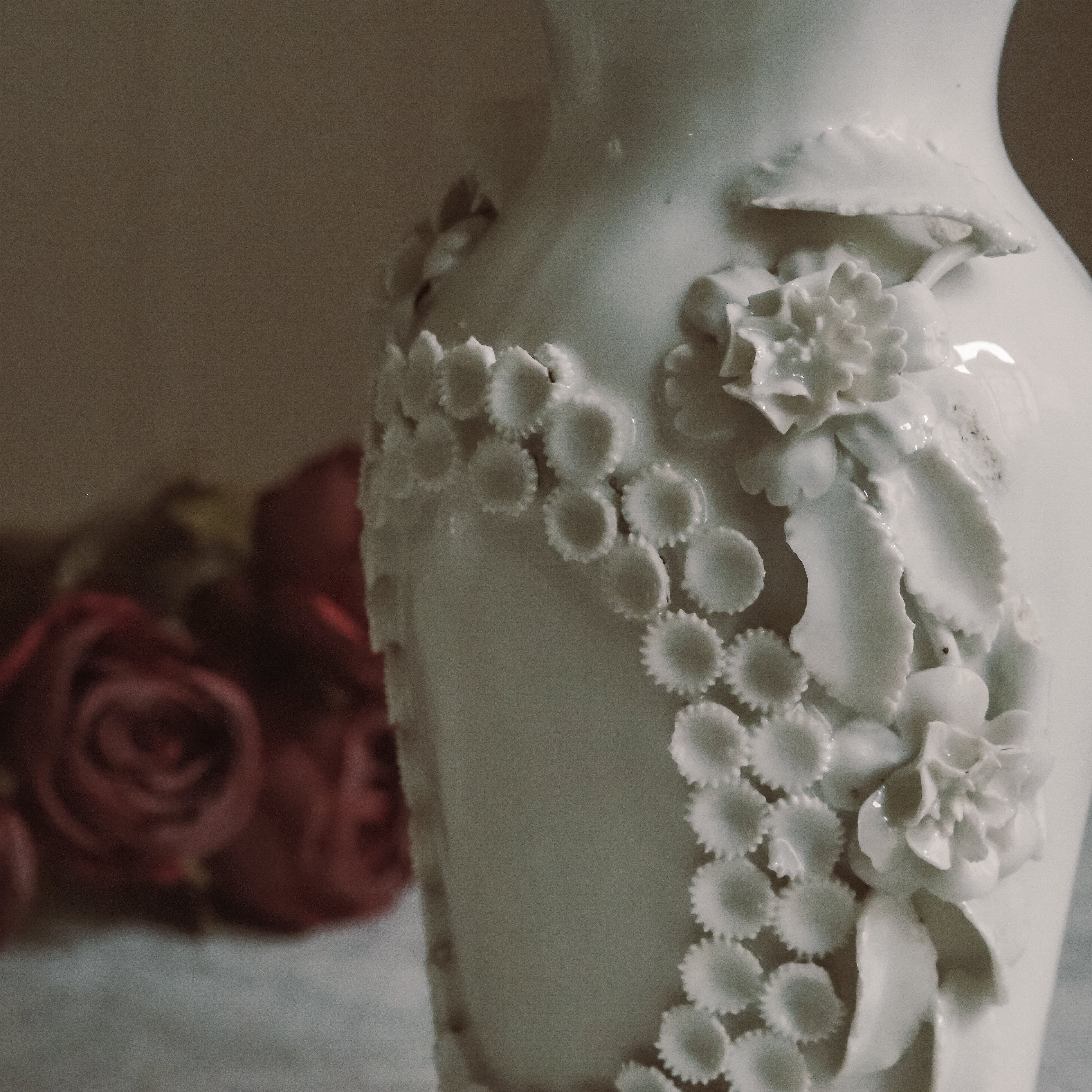 Porzellanvase mit floraler Reliefverzierung · historistisch inspiriert