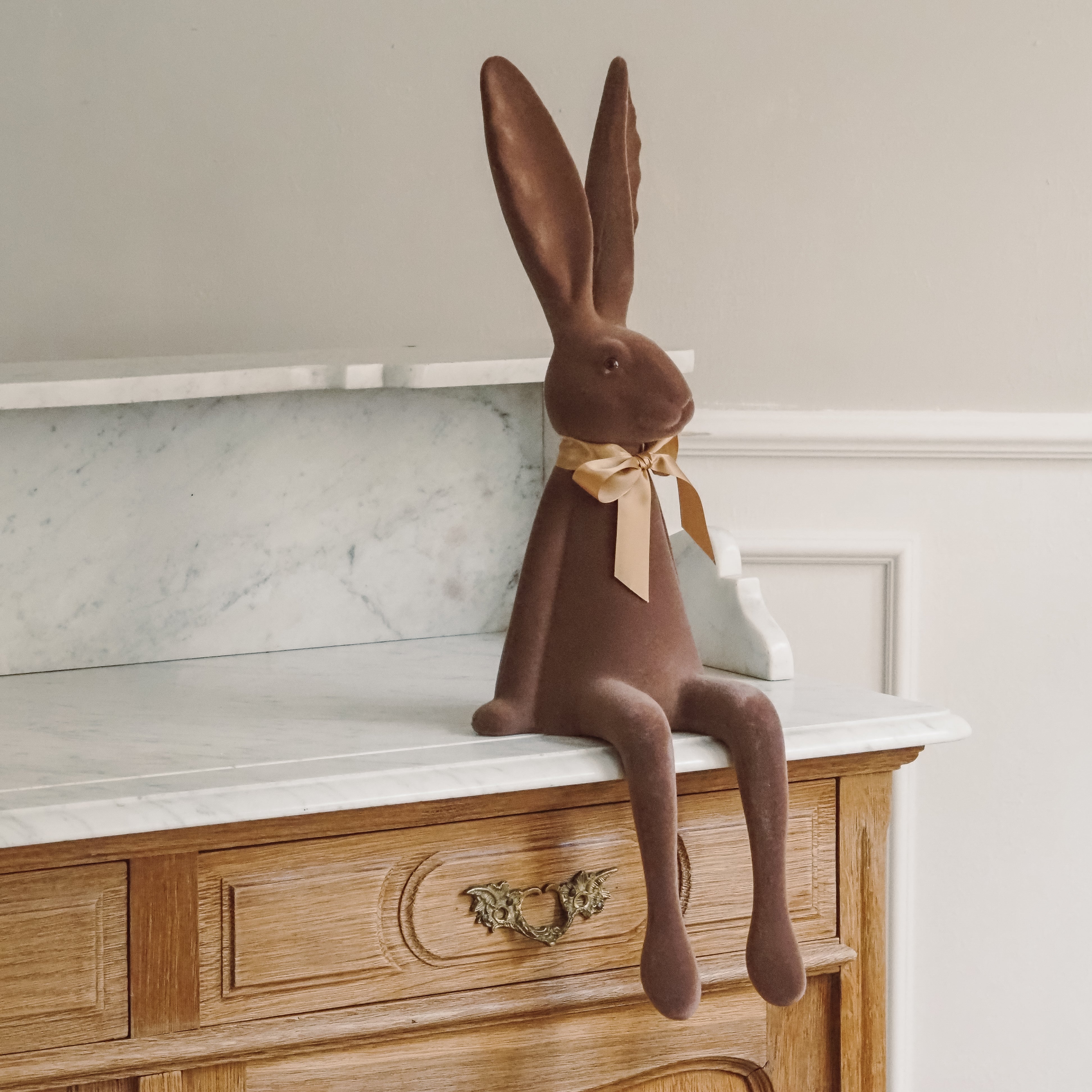 Sitzender Deko-Hase, Osterhase · beflockte Osterfigur mit Schleife · 63,5 cm