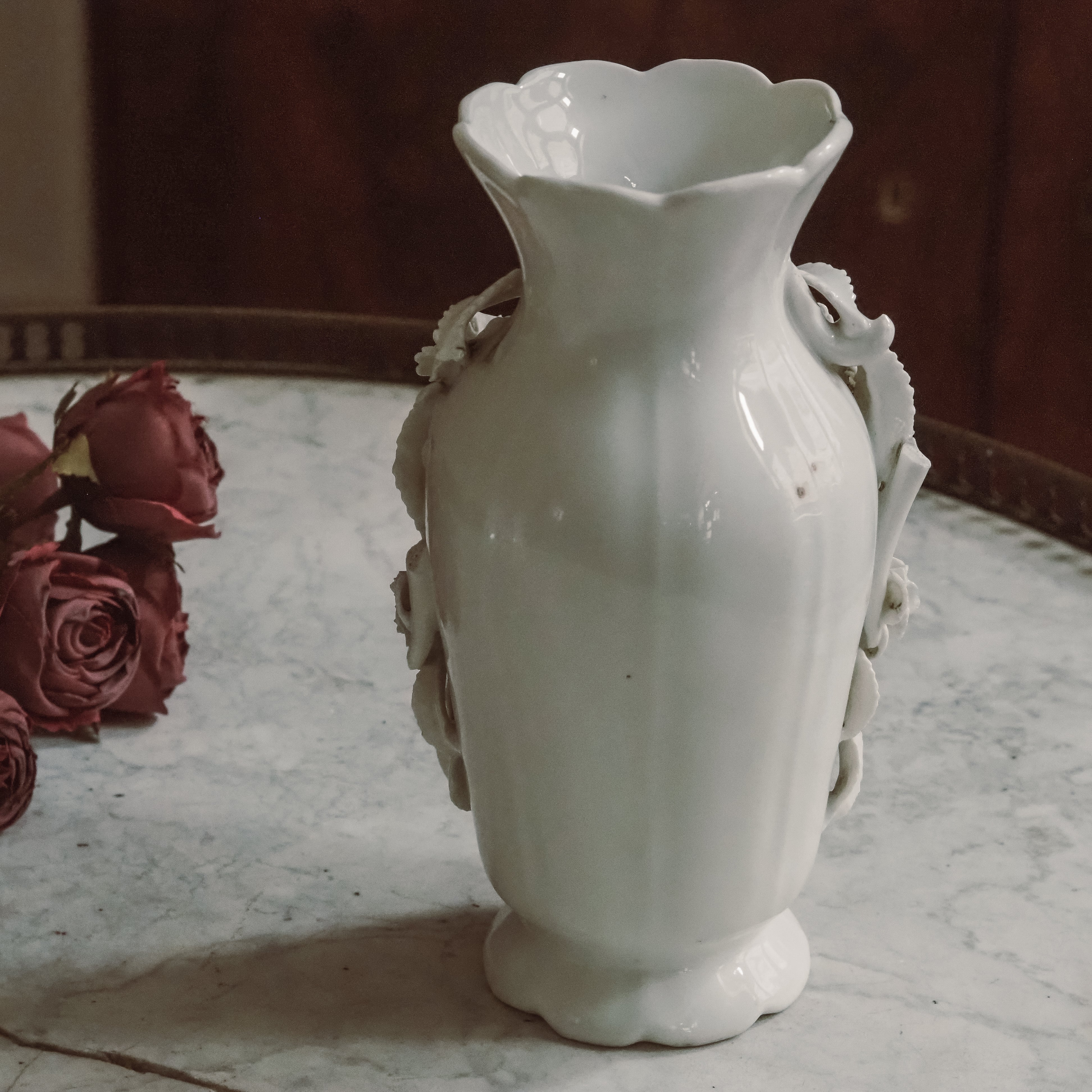 Porzellanvase mit floraler Reliefverzierung · historistisch inspiriert