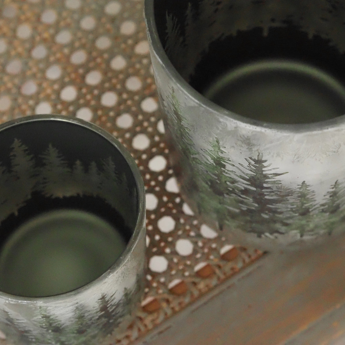 Teelichtgläser 2er-Set · Tannenwald-Motiv in Metallic-Optik