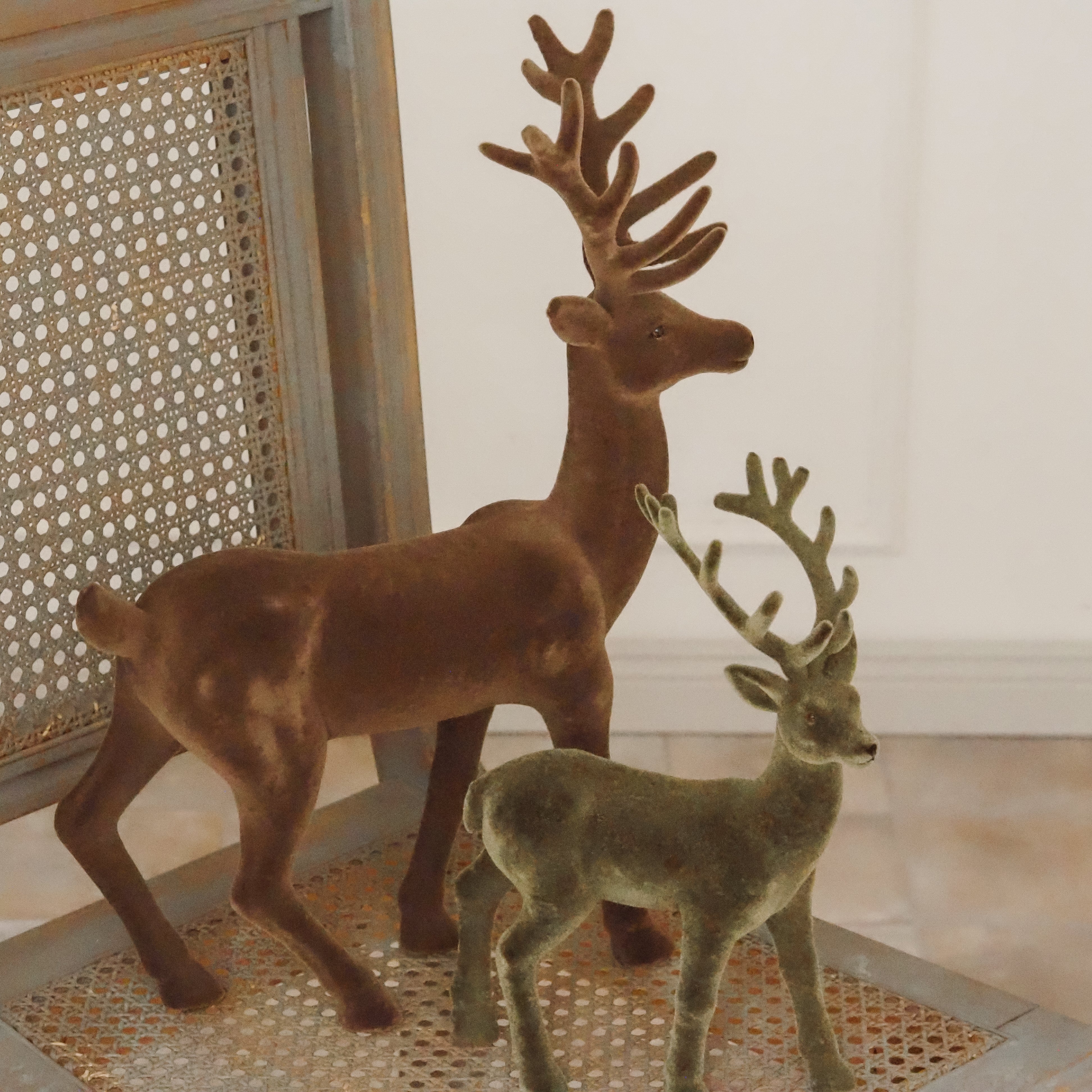Hirschfigur Beflockt · Samtoptik Winterdeko Mid Century