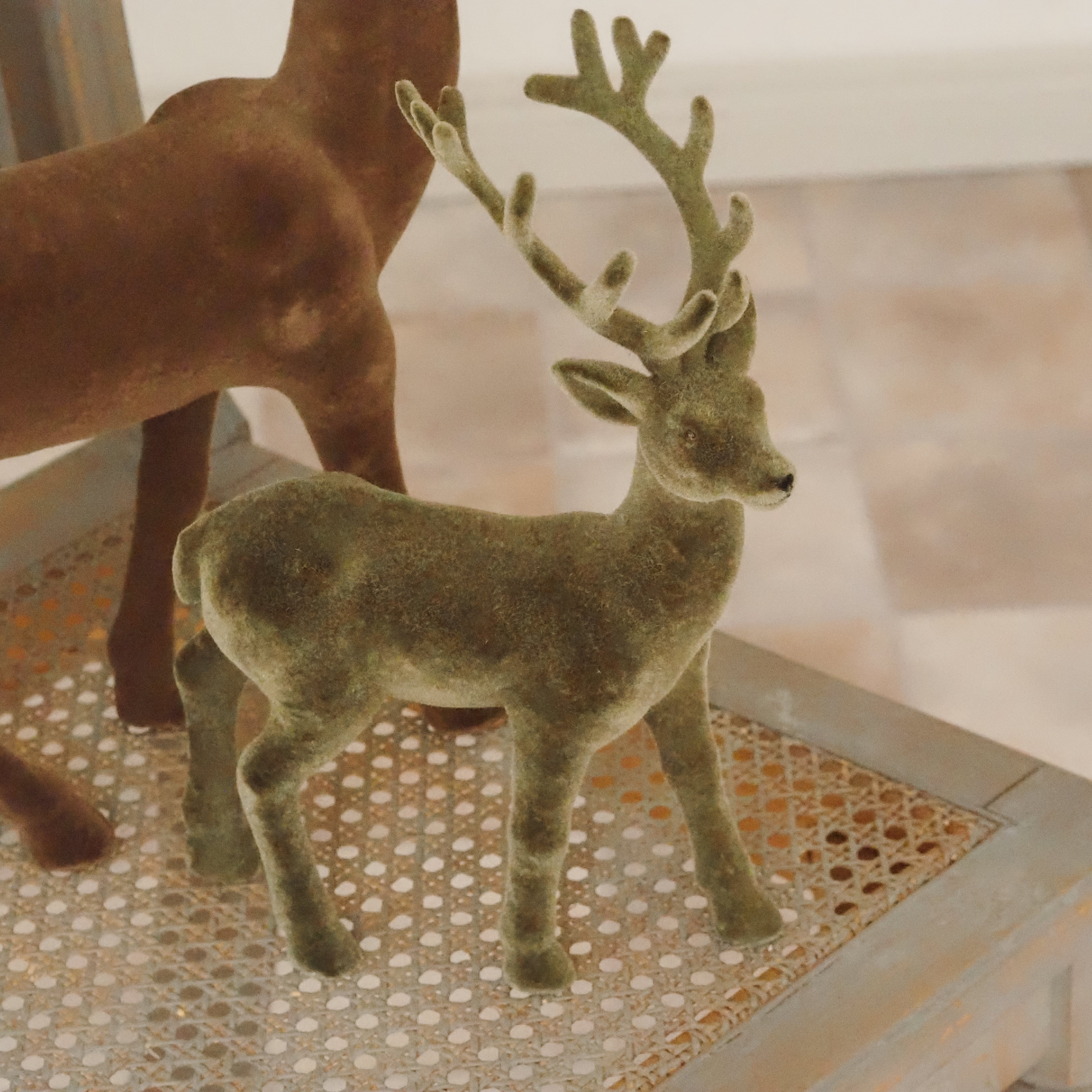Hirschfigur Beflockt · Samtoptik Winterdeko Mid Century