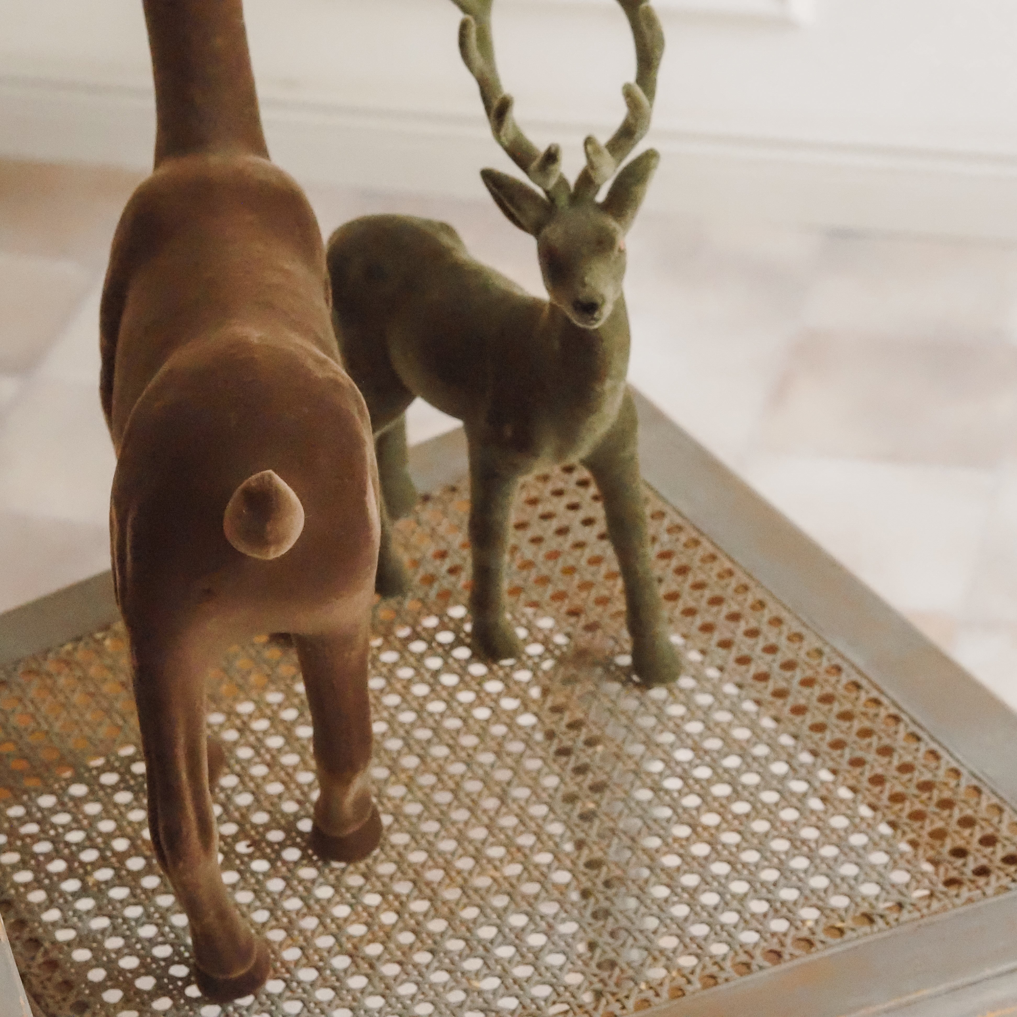 Hirschfigur Beflockt · Samtoptik Winterdeko Mid Century