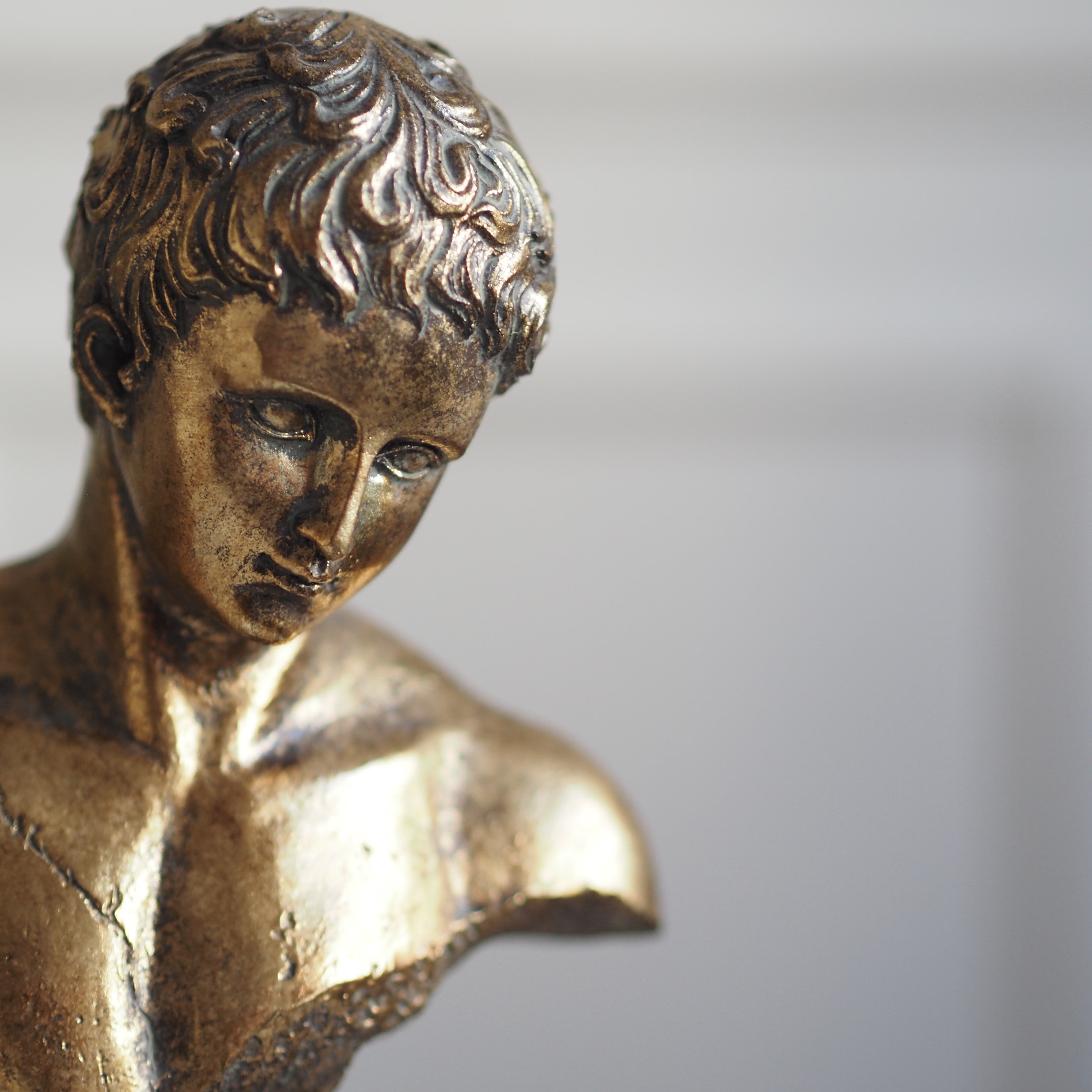 Kopfbüste Gold · klassische Skulptur auf Sockel