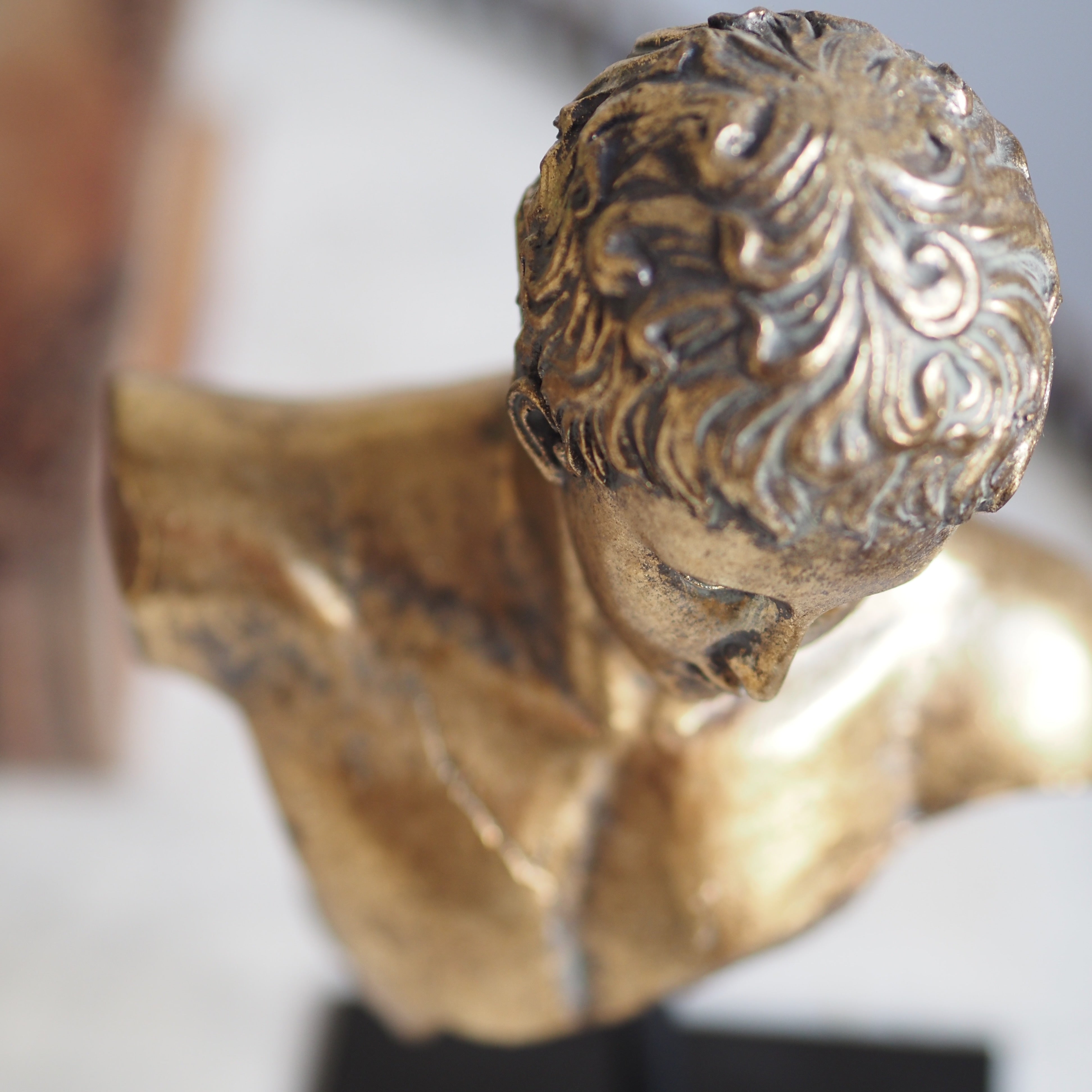 Kopfbüste Gold · klassische Skulptur auf Sockel