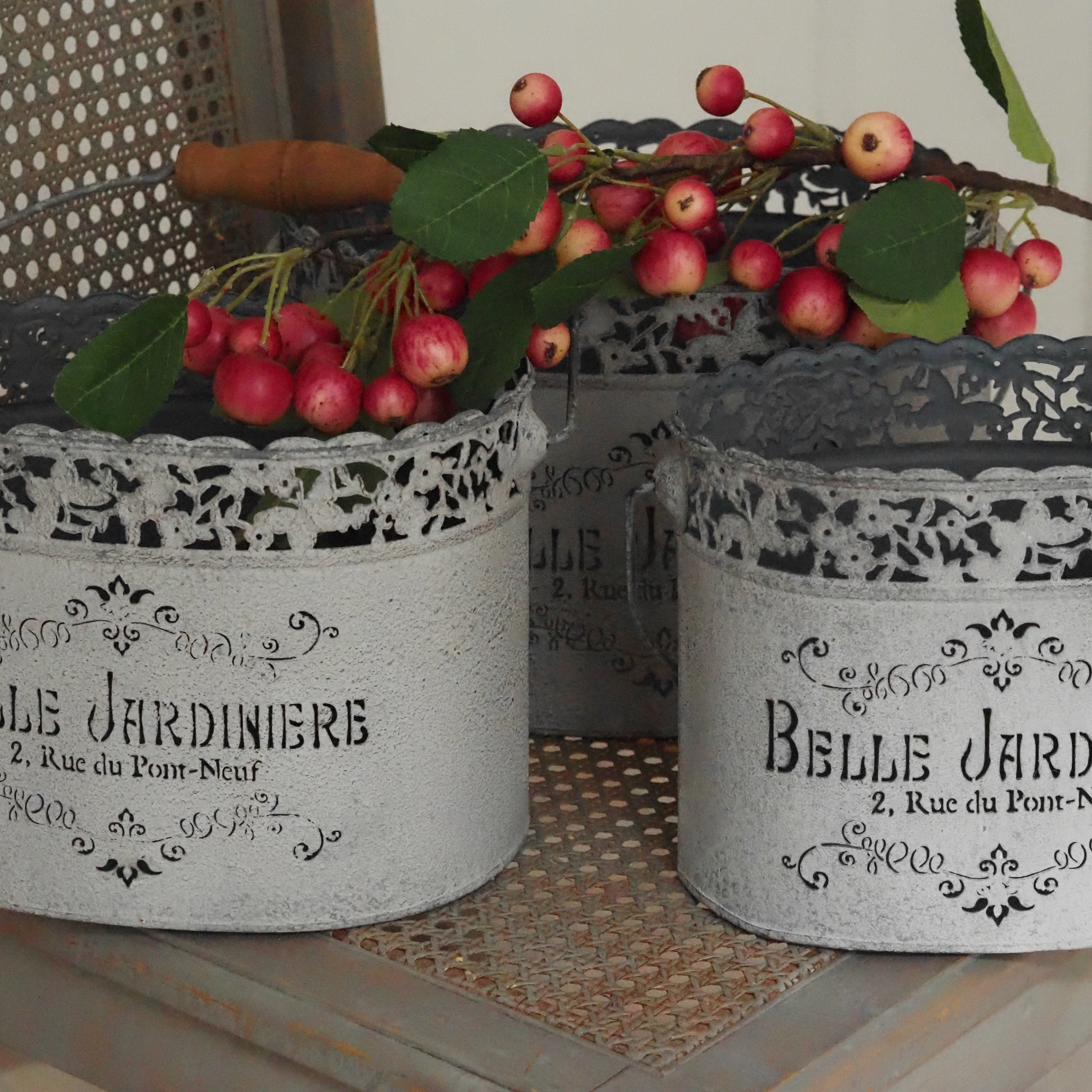 Jardinière Grau · Ovales Metallgefäß mit Spitzenrand und Holzgriff
