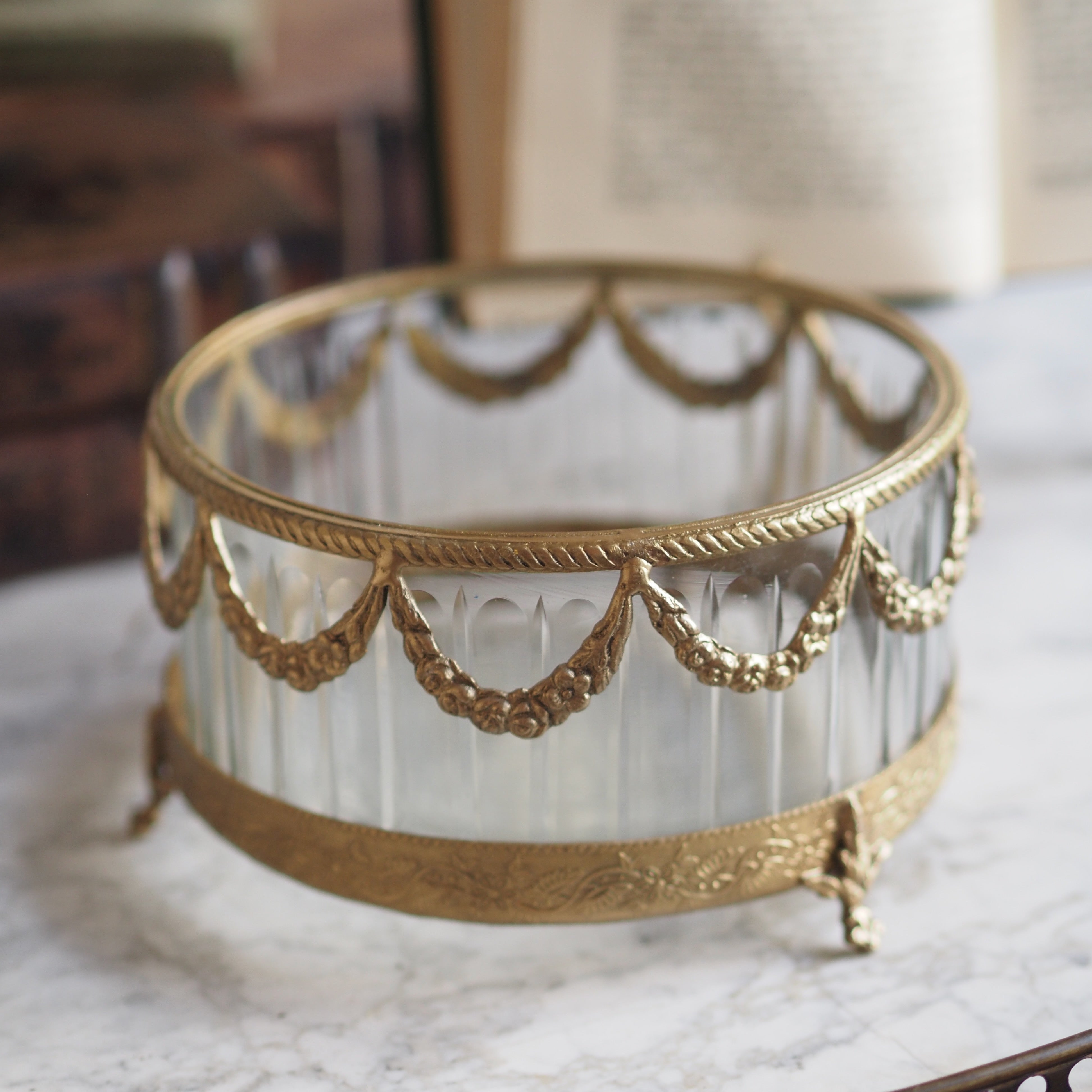 Schale aus Glas und Metall · klassisch dekorativ mit Ornamentrand