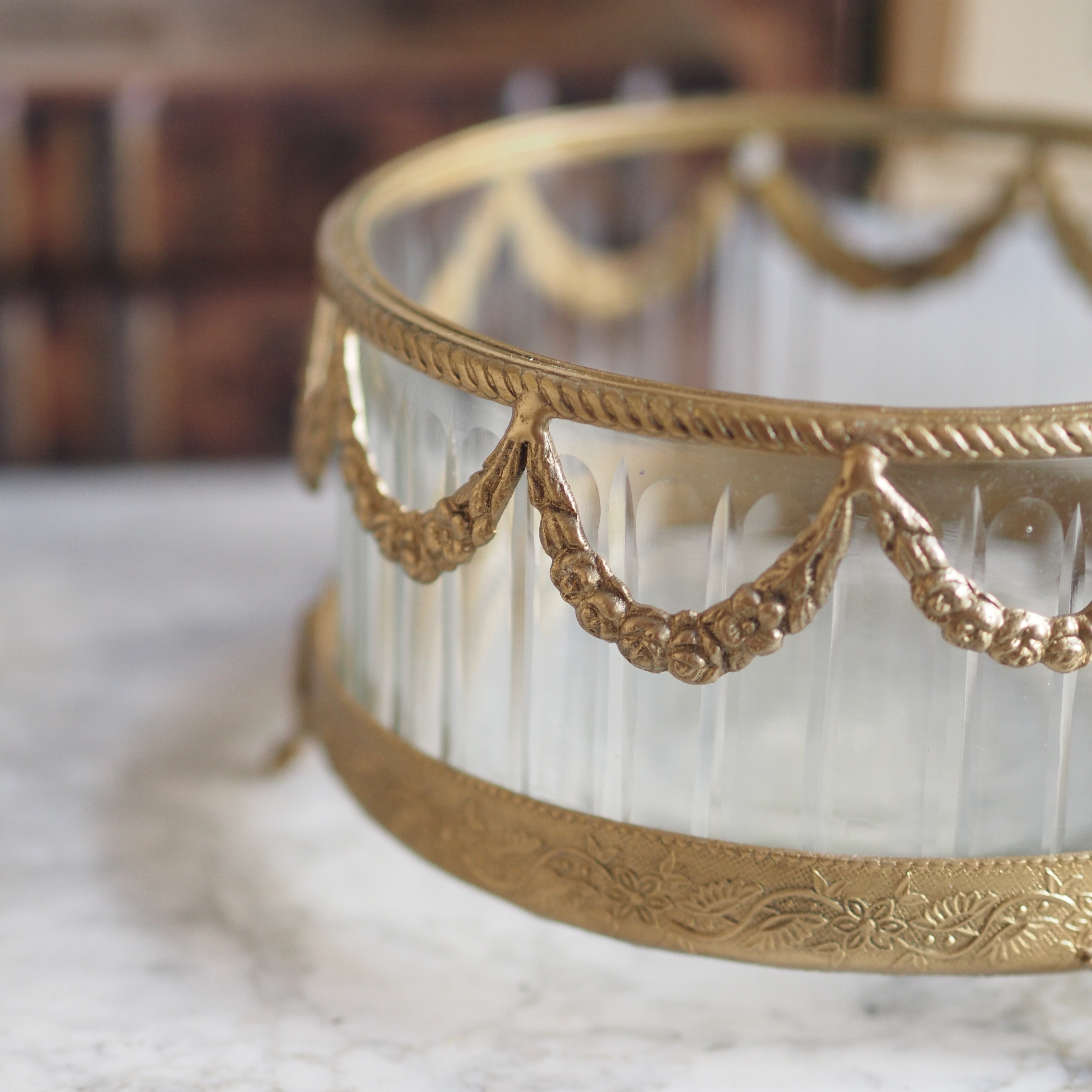Schale aus Glas und Metall · klassisch dekorativ mit Ornamentrand