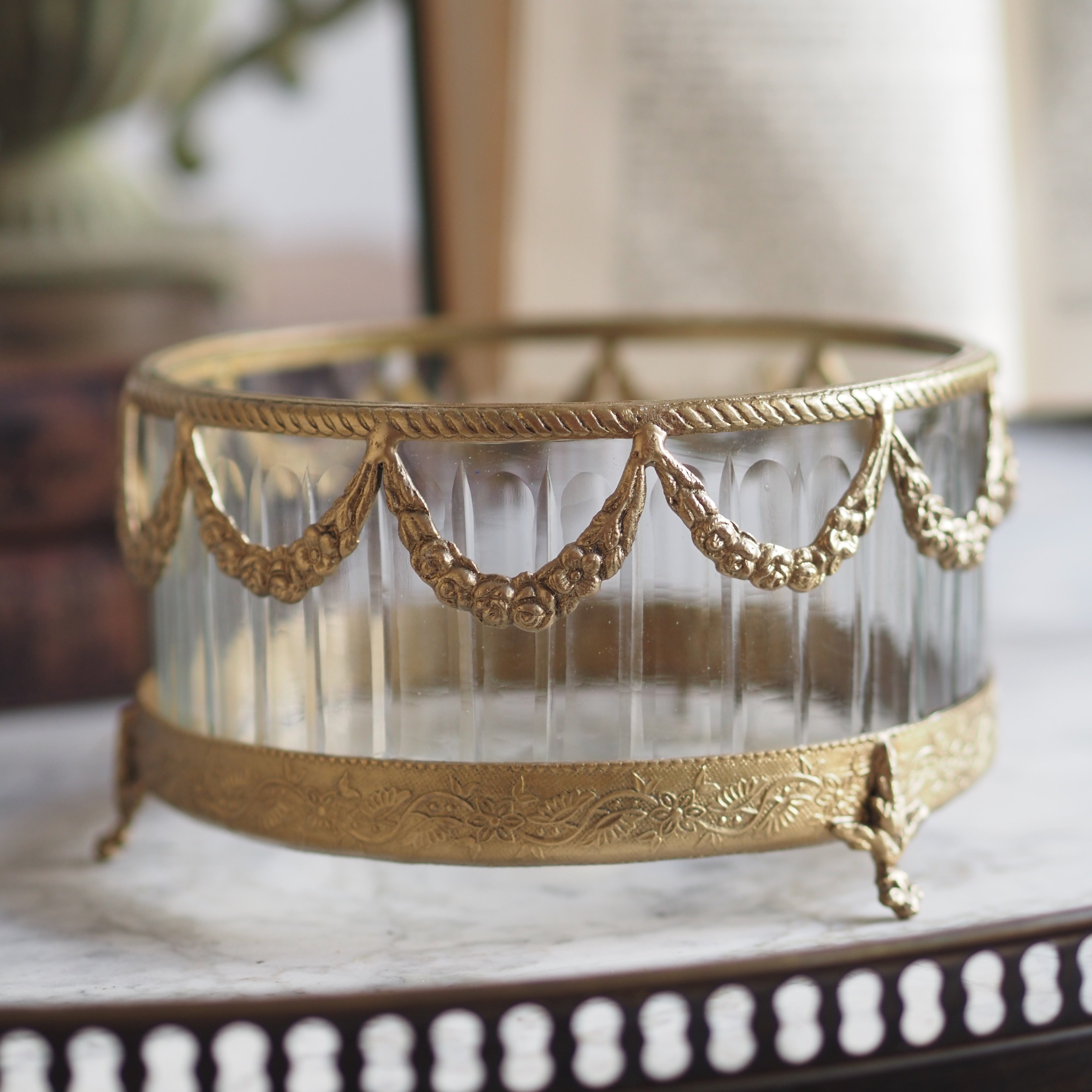 Schale aus Glas und Metall · klassisch dekorativ mit Ornamentrand