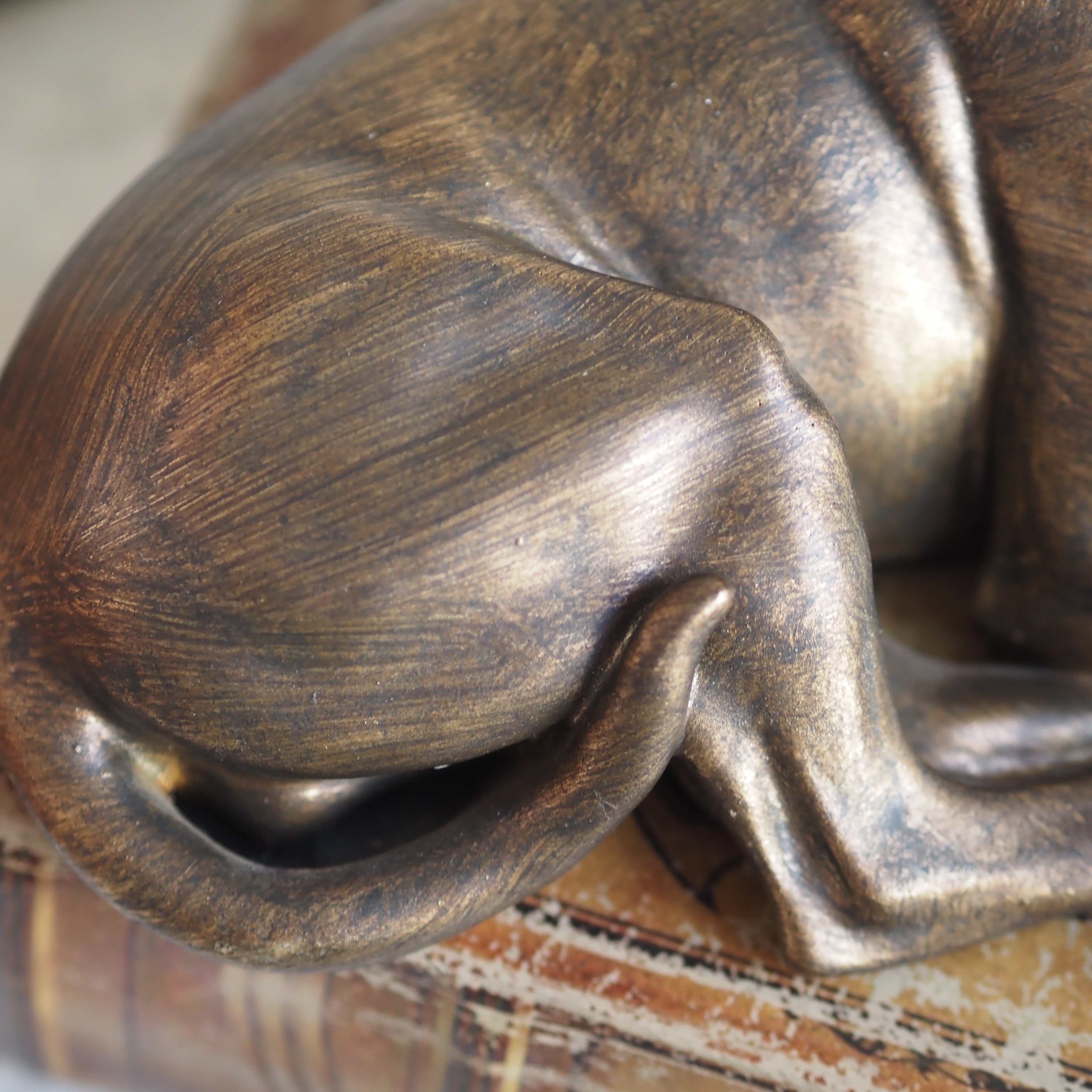 Hundefigur liegend · klassisch inspiriertes Dekorobjekt