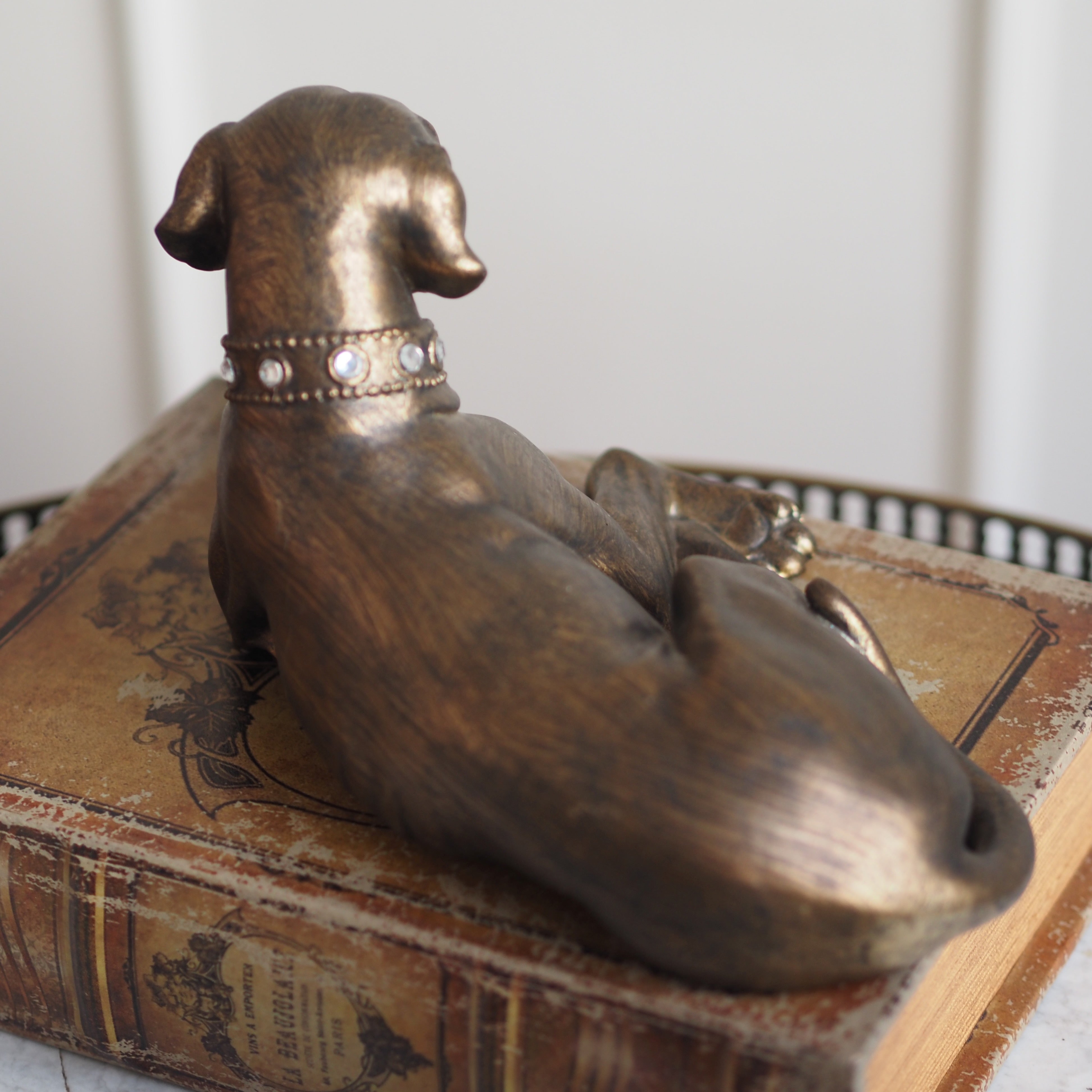 Hundefigur liegend · klassisch inspiriertes Dekorobjekt