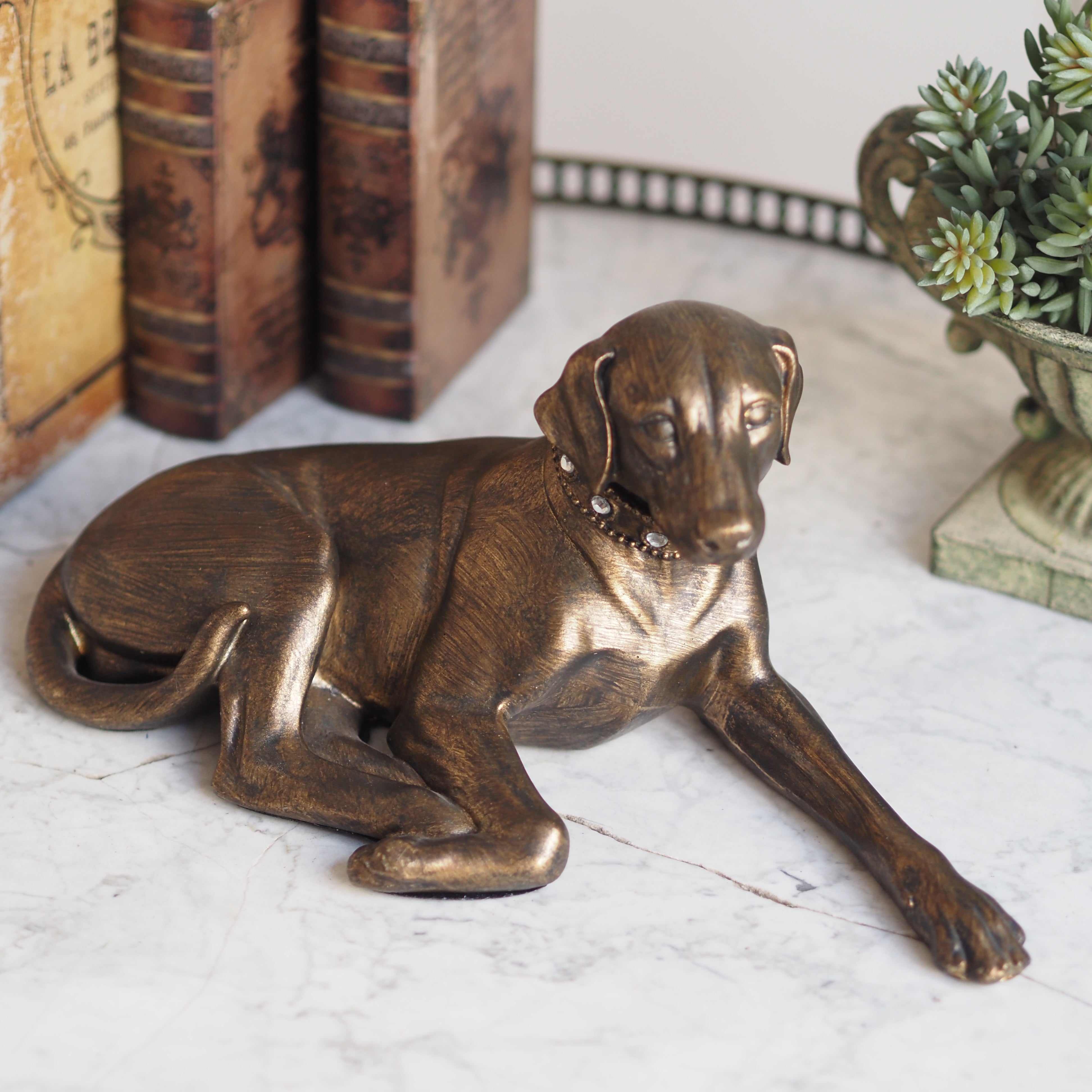 Hundefigur liegend · klassisch inspiriertes Dekorobjekt