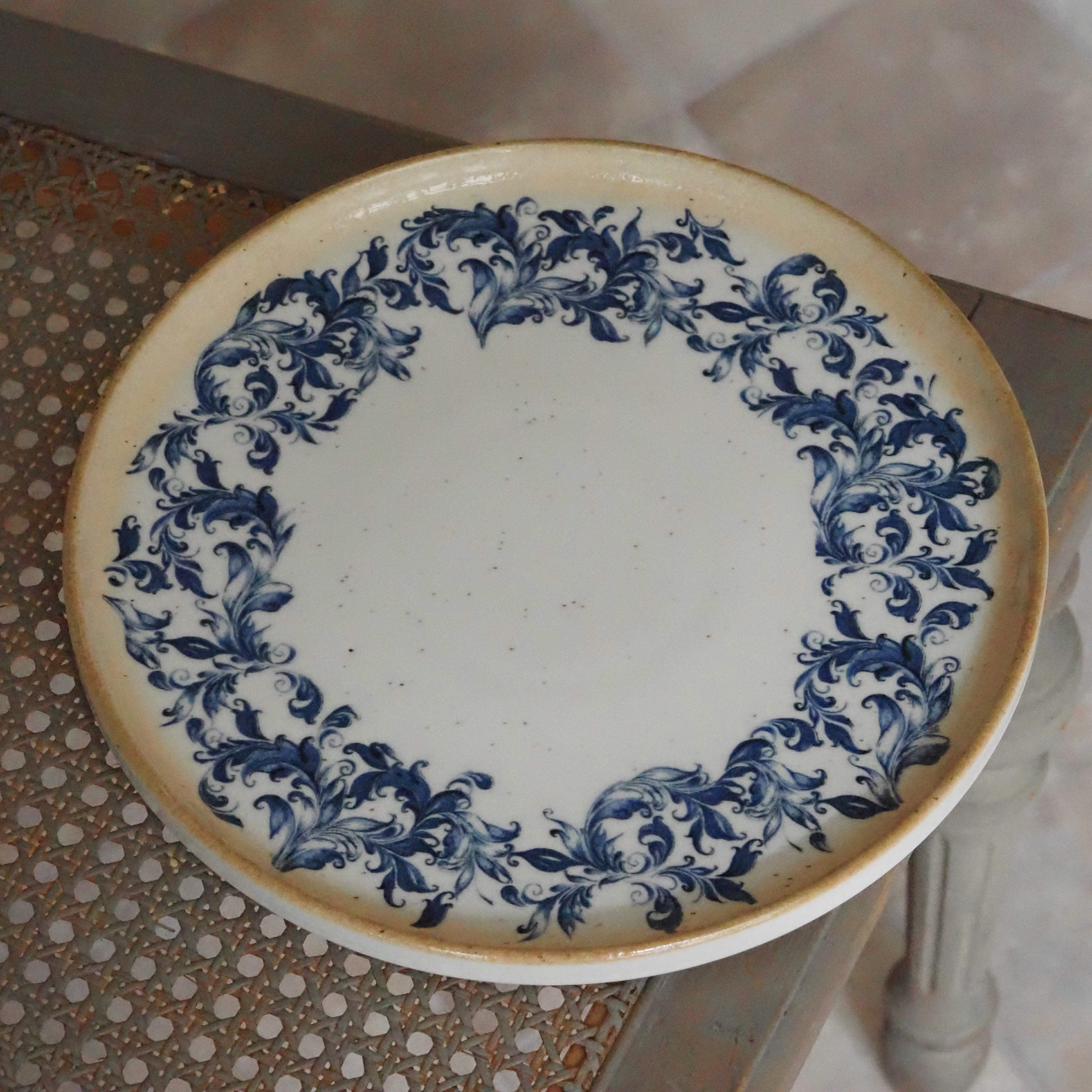 Keramikteller Creme · Blaumalerei Blau-Weiß Blattranken