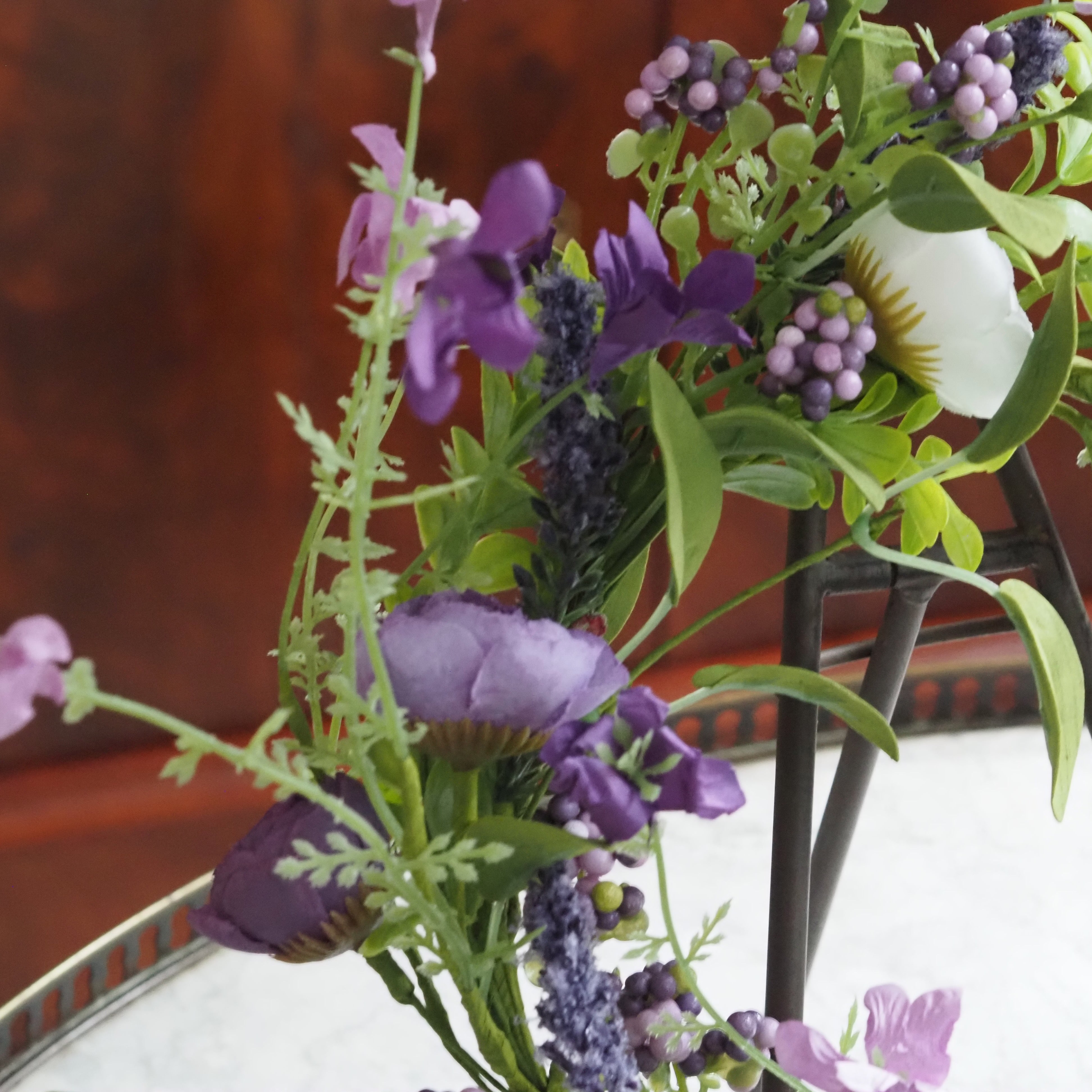 Frühlingskranz Lila · Floraler Dekokranz mit Blüten und Beerenoptik