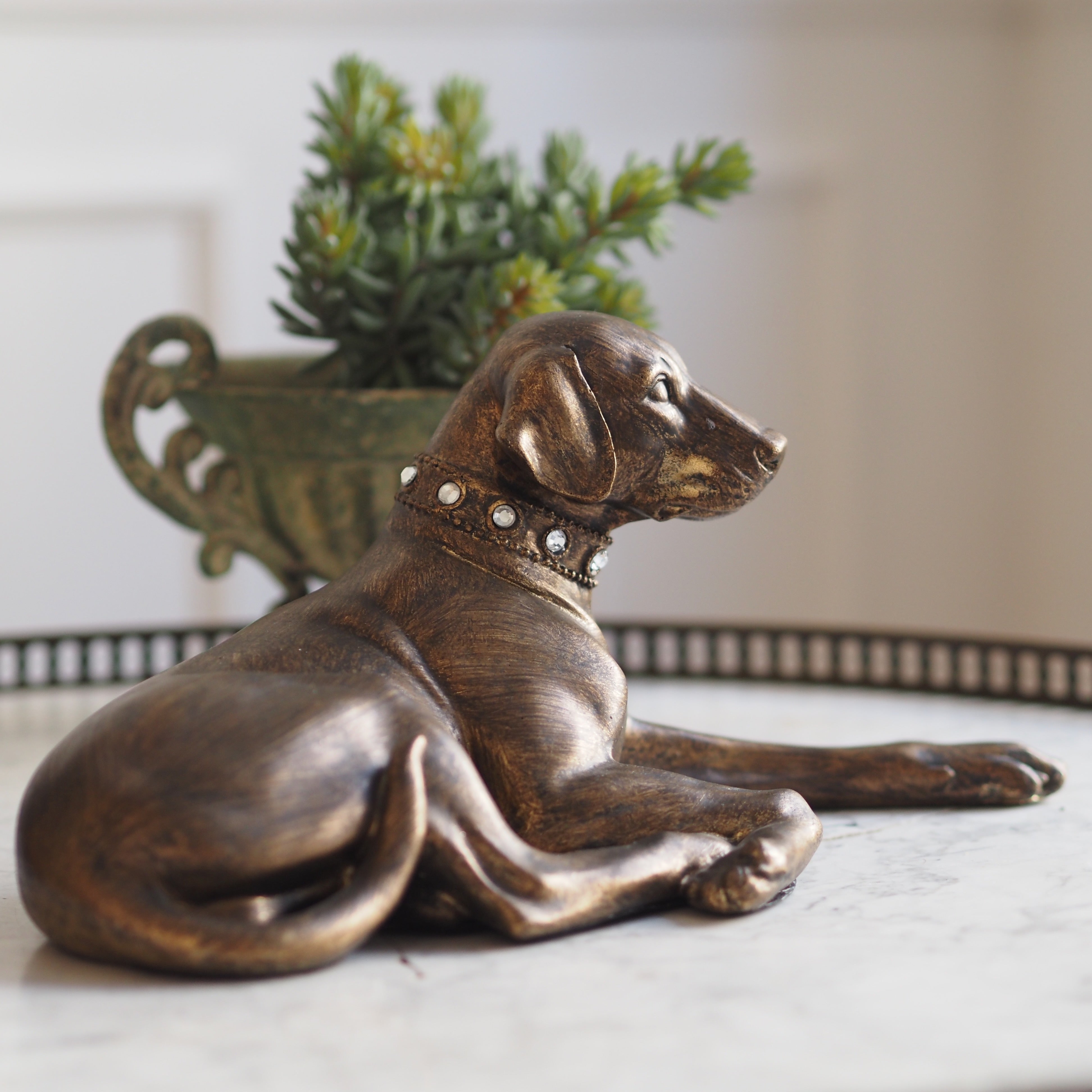 Hundefigur liegend · klassisch inspiriertes Dekorobjekt