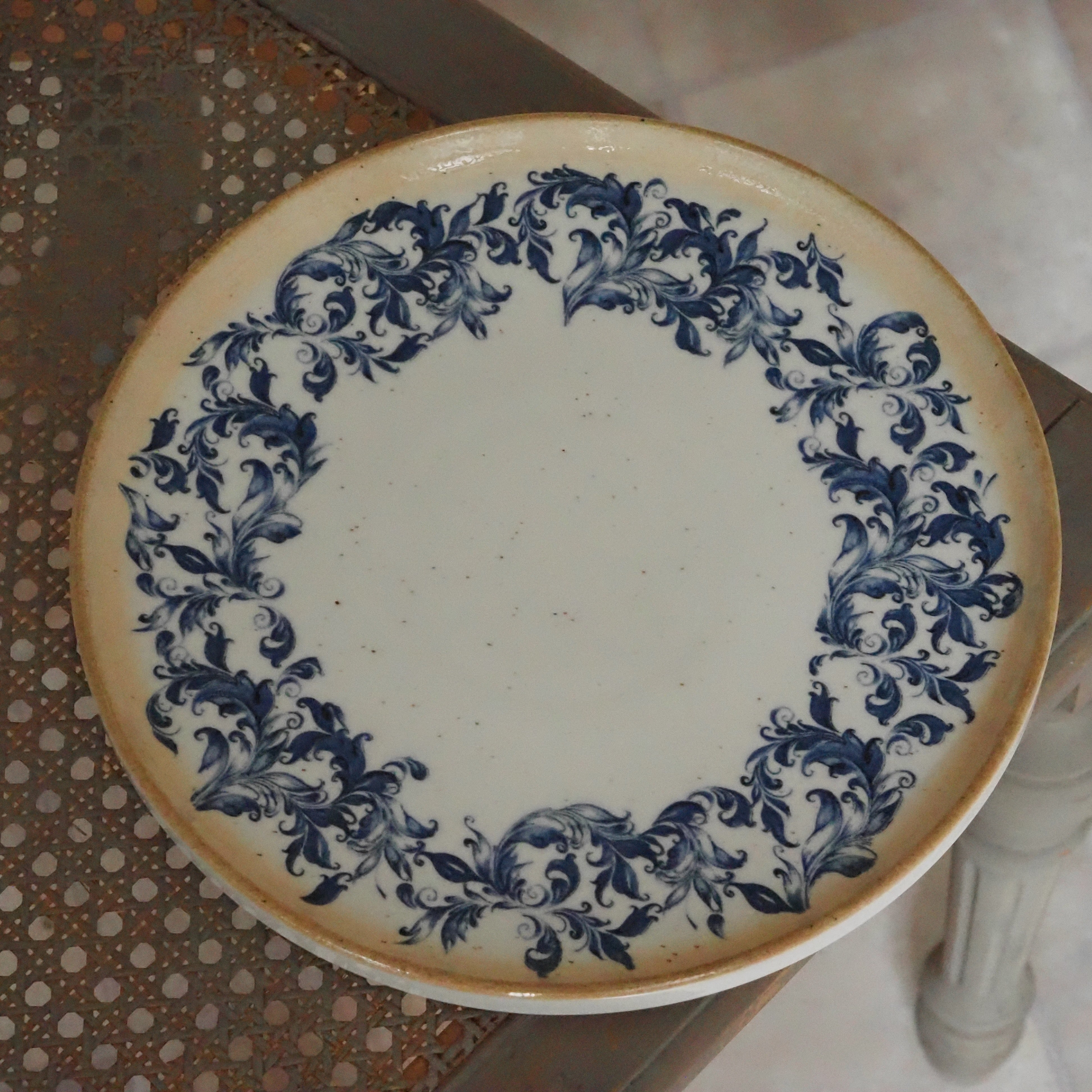 Keramikteller Creme · Blaumalerei Blau-Weiß Blattranken