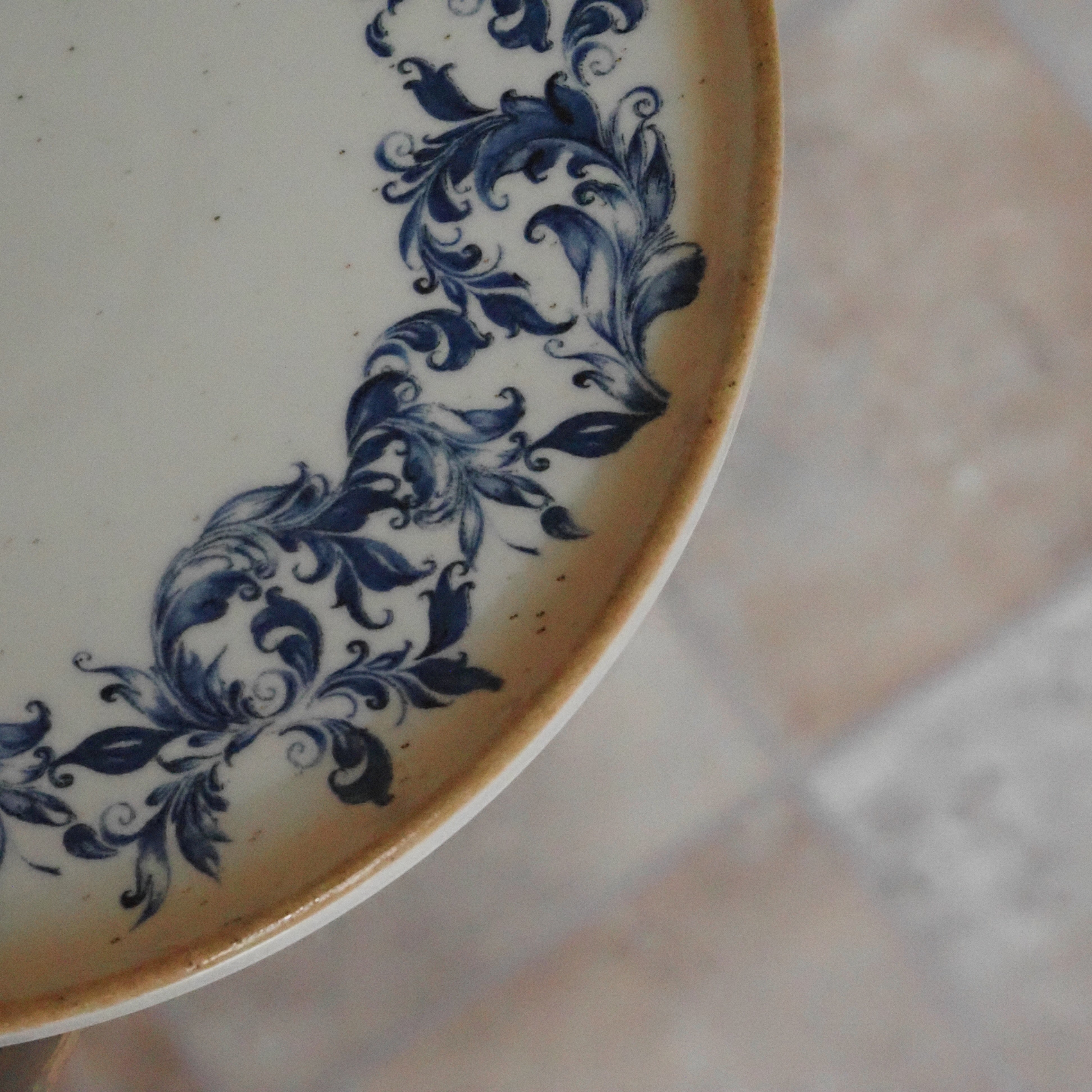 Keramikteller Creme · Blaumalerei Blau-Weiß Blattranken