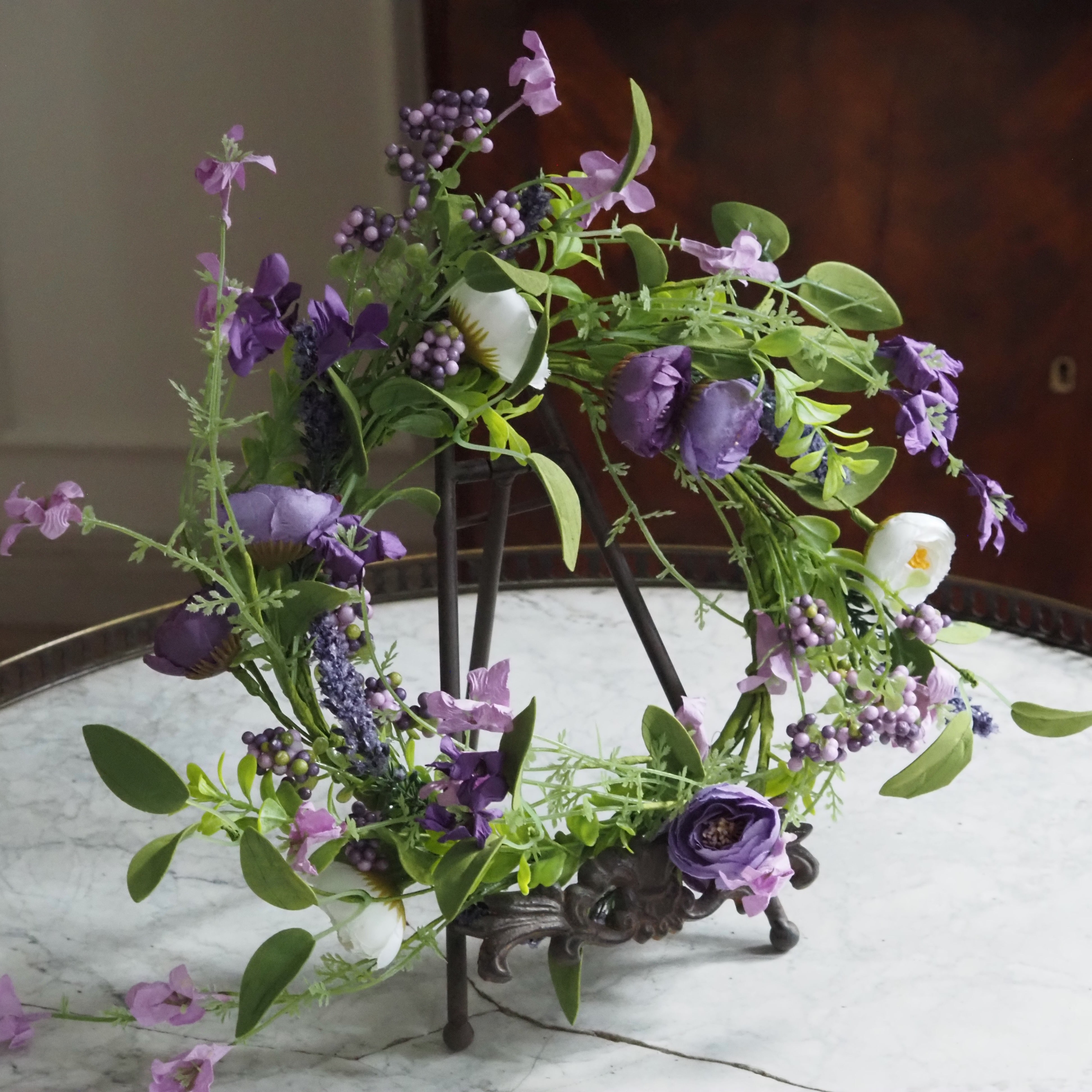Frühlingskranz Lila · Floraler Dekokranz mit Blüten und Beerenoptik