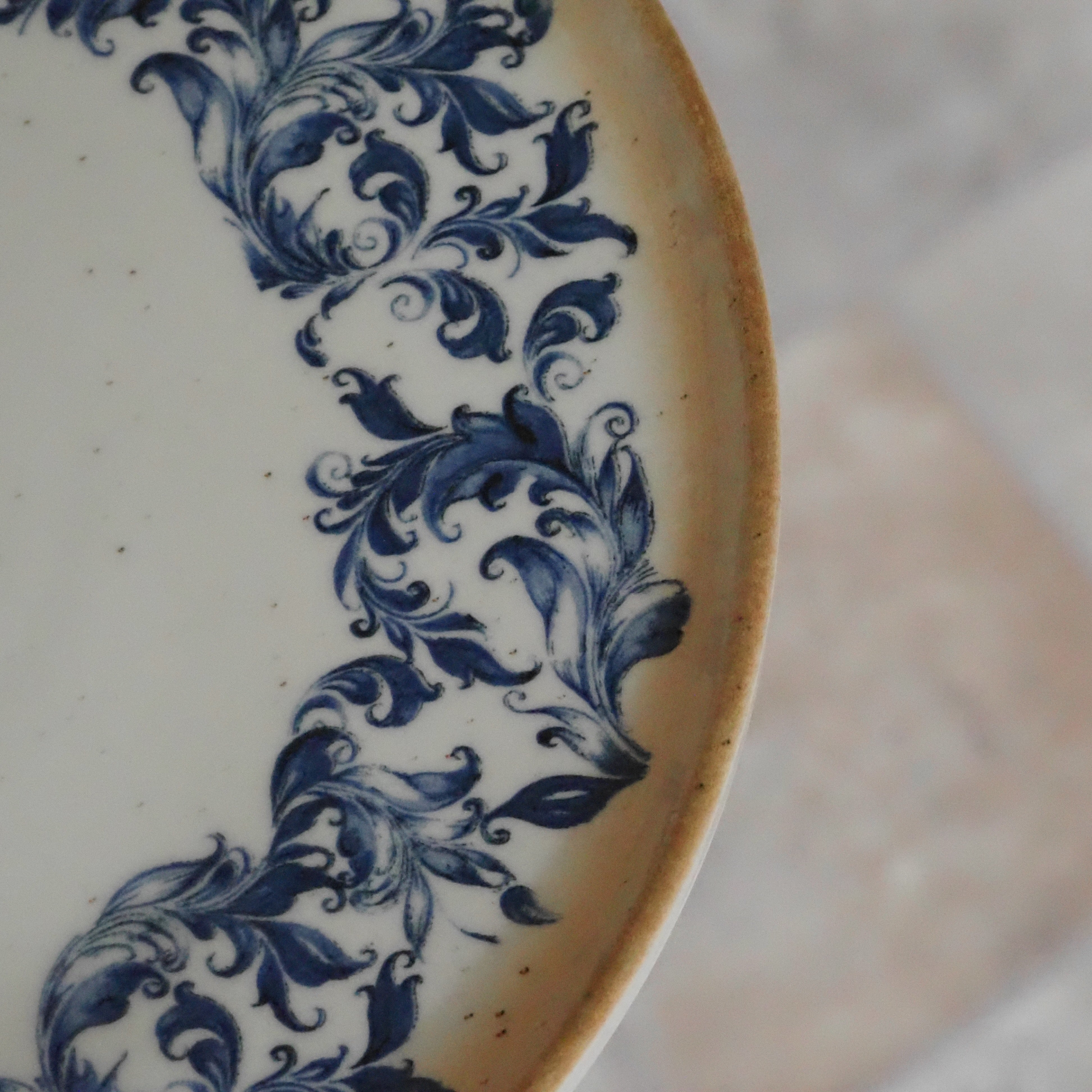 Keramikteller Creme · Blaumalerei Blau-Weiß Blattranken