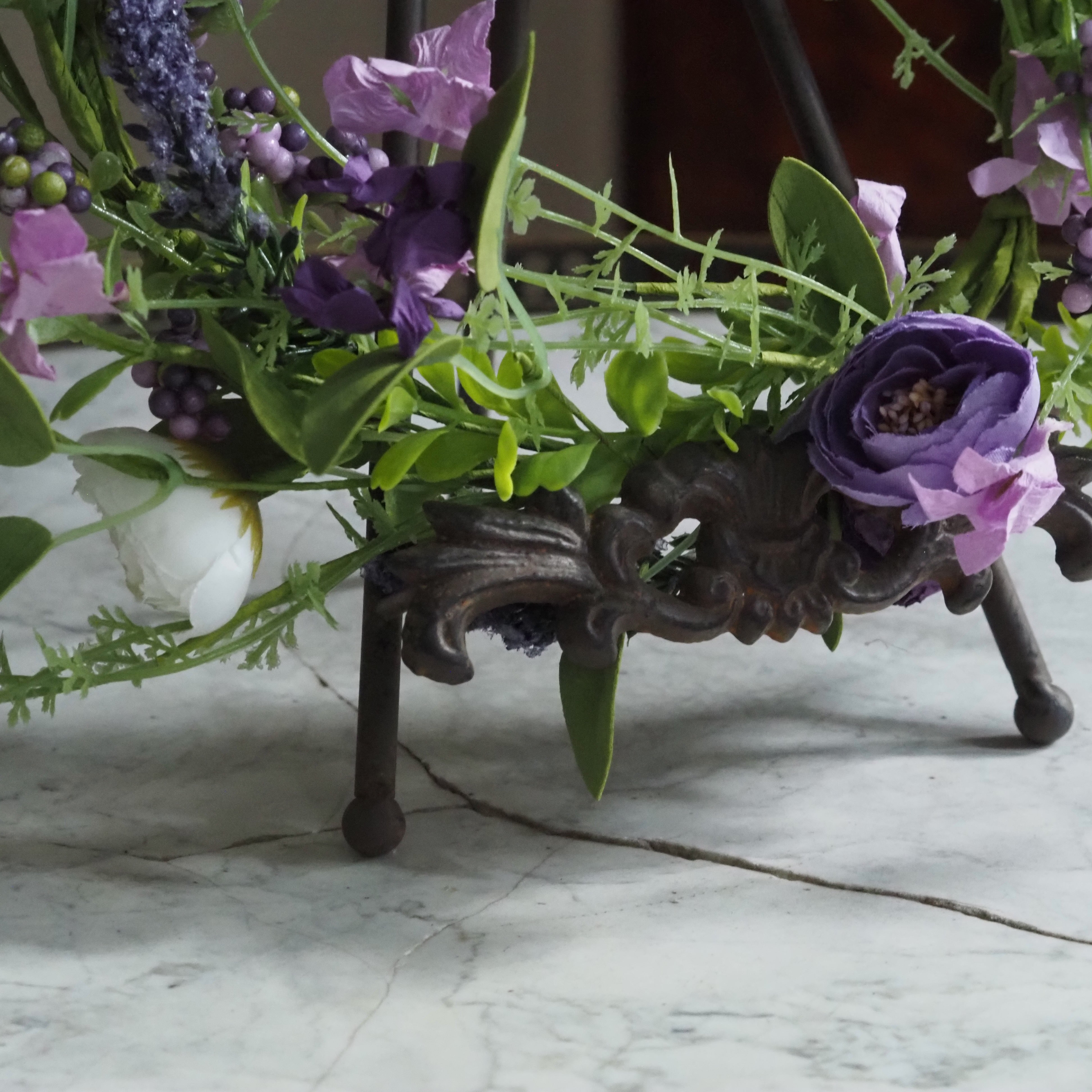 Frühlingskranz Lila · Floraler Dekokranz mit Blüten und Beerenoptik