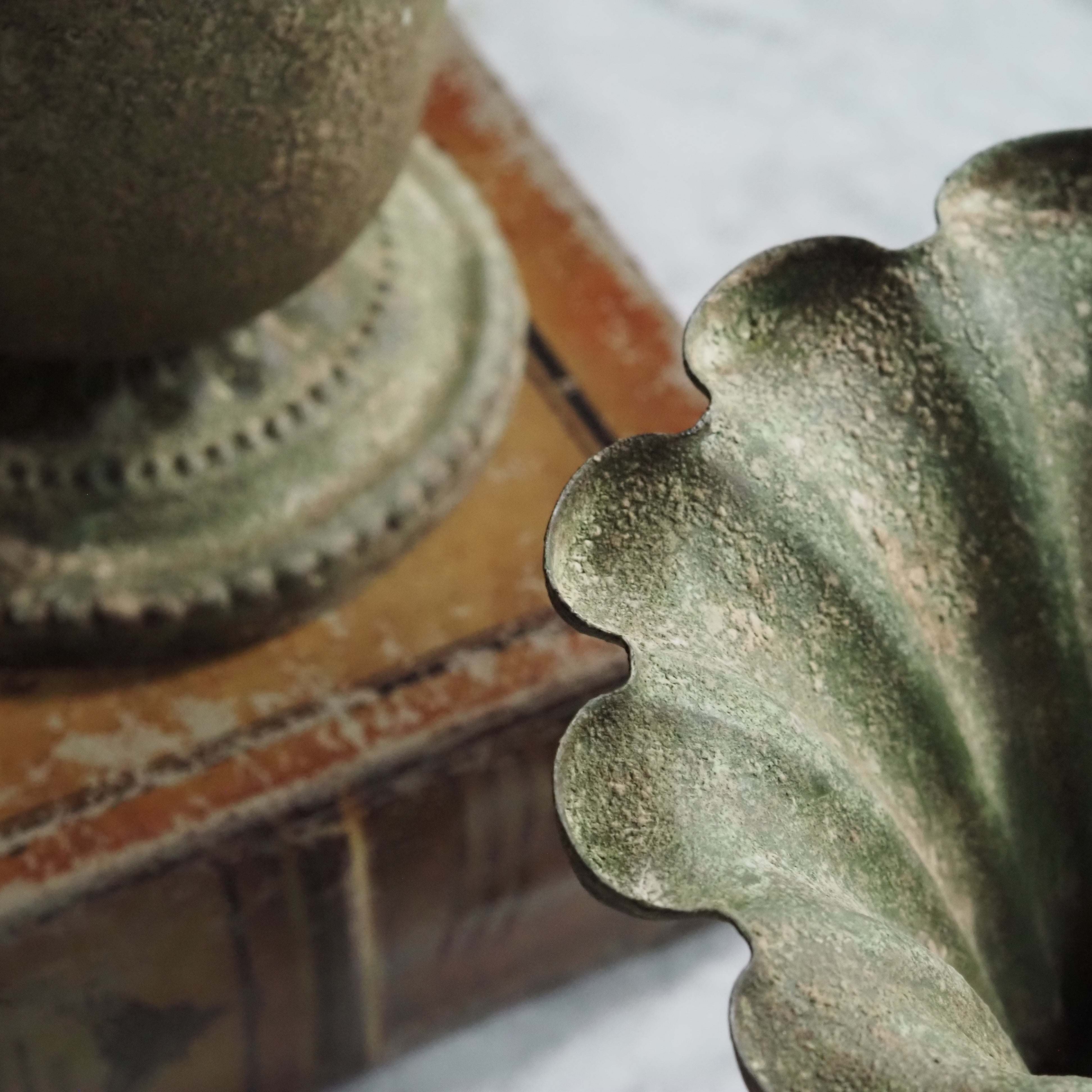 Topf auf Fuß · patinierte Gefäßformen im klassisch inspirierten Stil