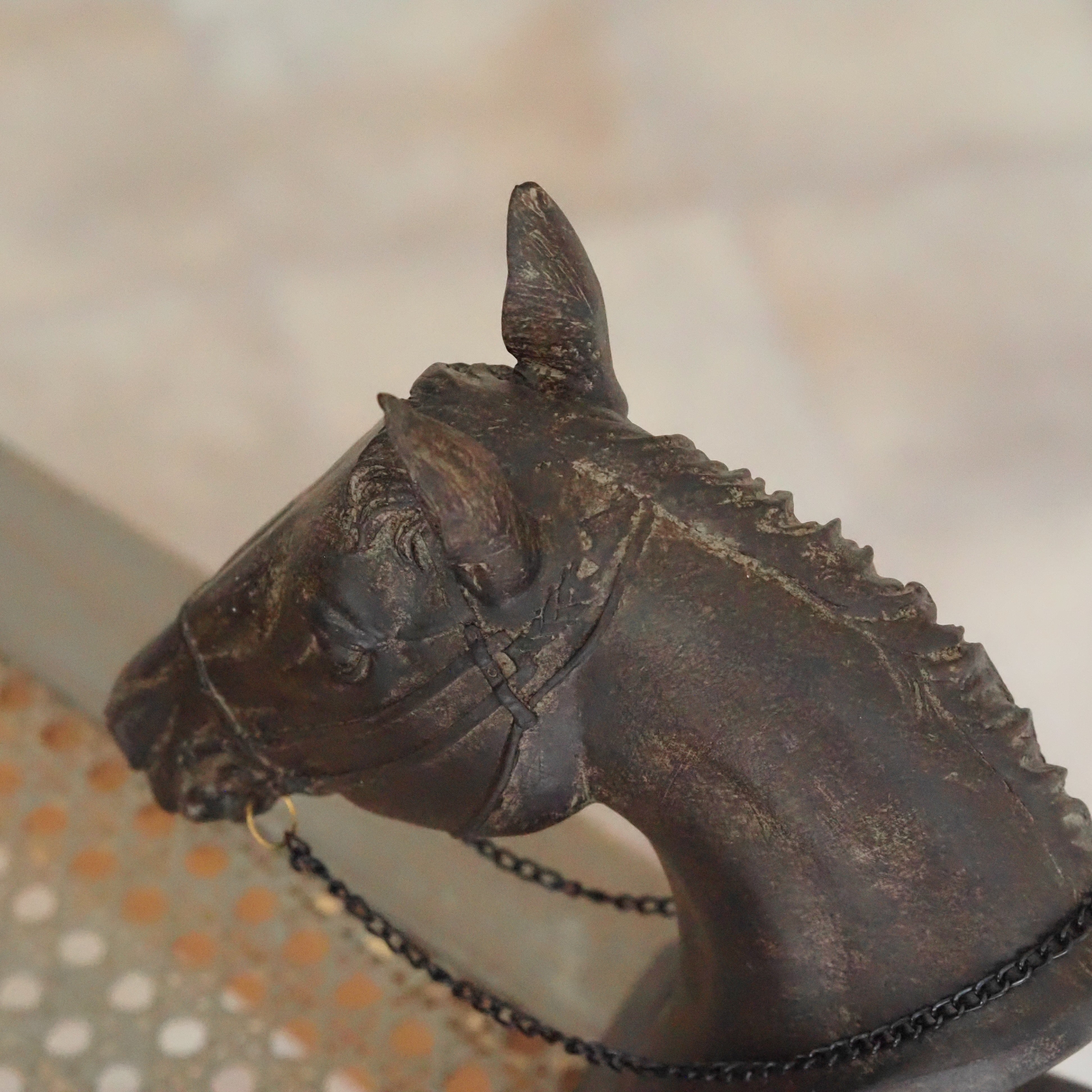 Pferdekopf auf Sockel · historisierende Pferdeskulptur